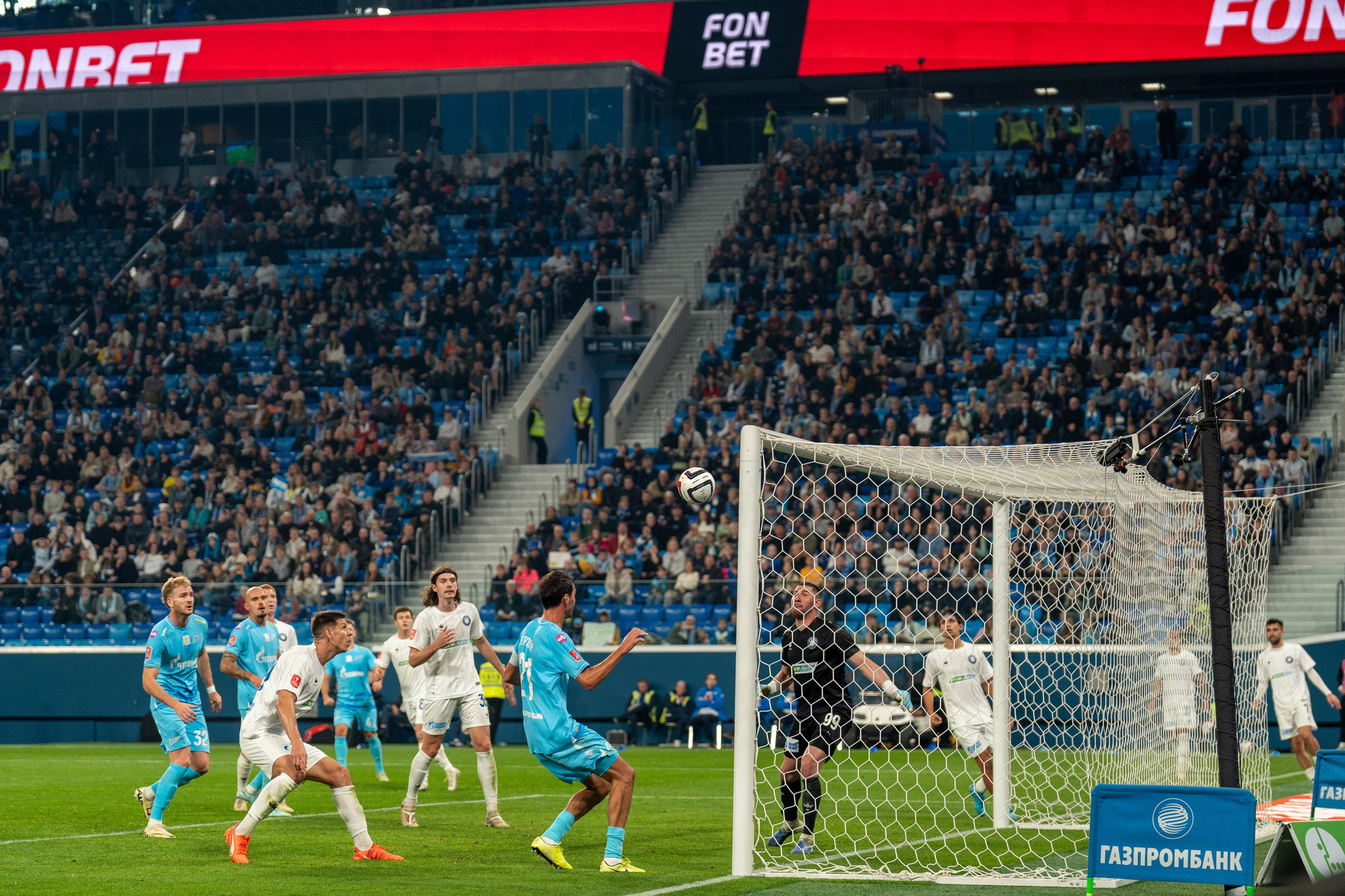 Репортажный фотограф спорт съемка фиксирует гол Зенита