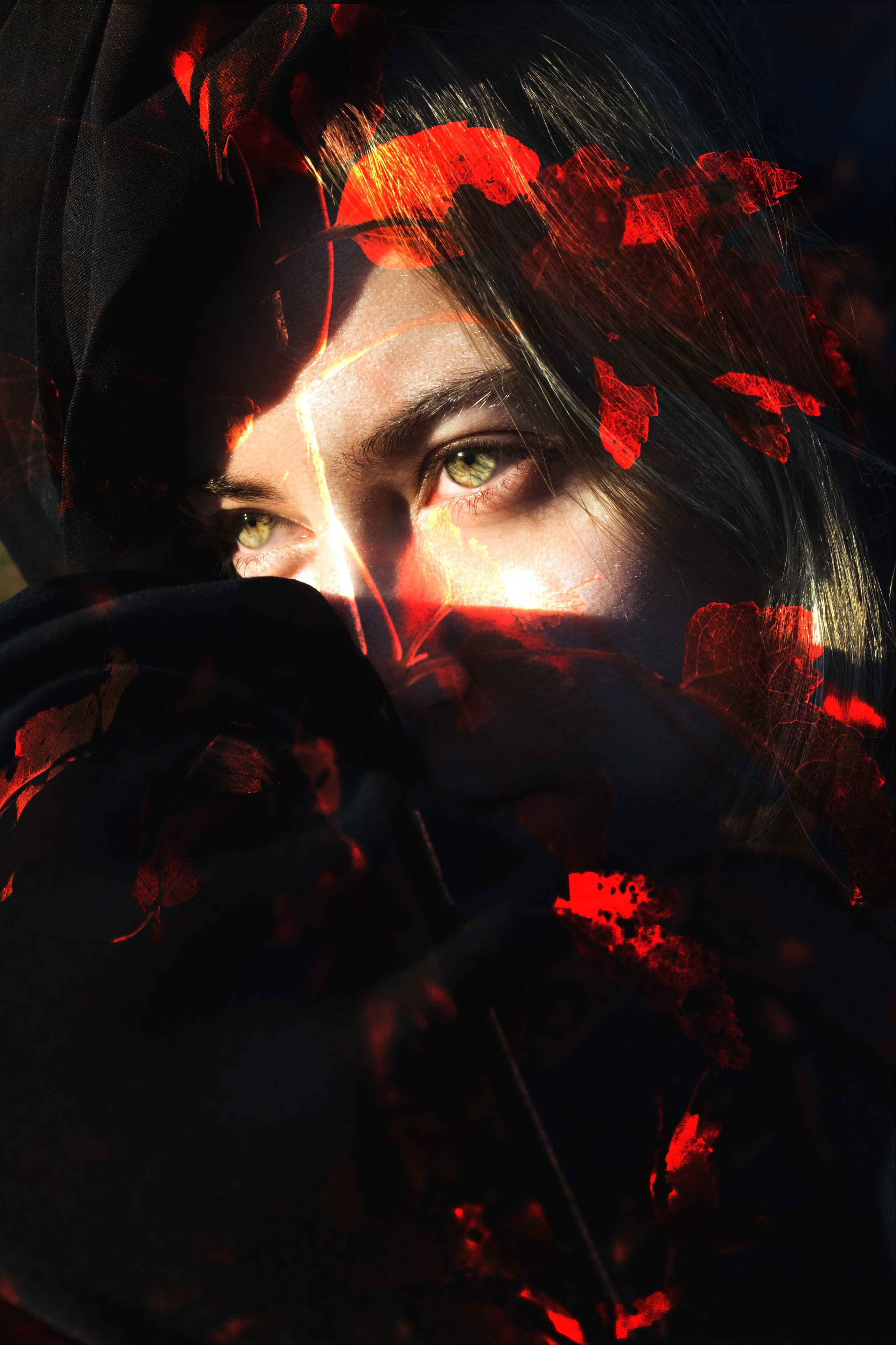 Фото с мультиэкспозицией, двойной экспозицией, девушка с цветами, акцент на глаза