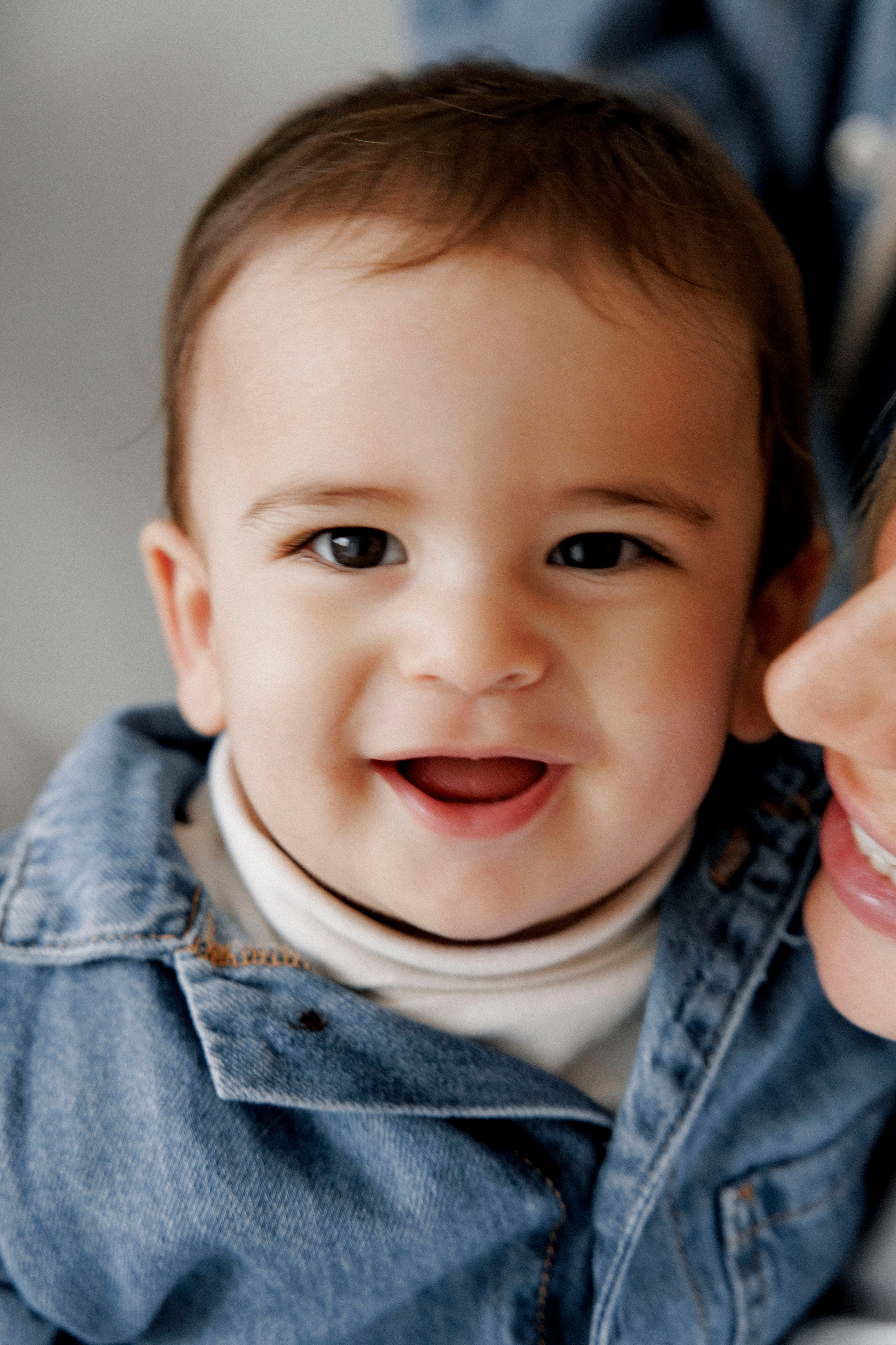 Family photoshoot in White Studio. Wedding and family photographer