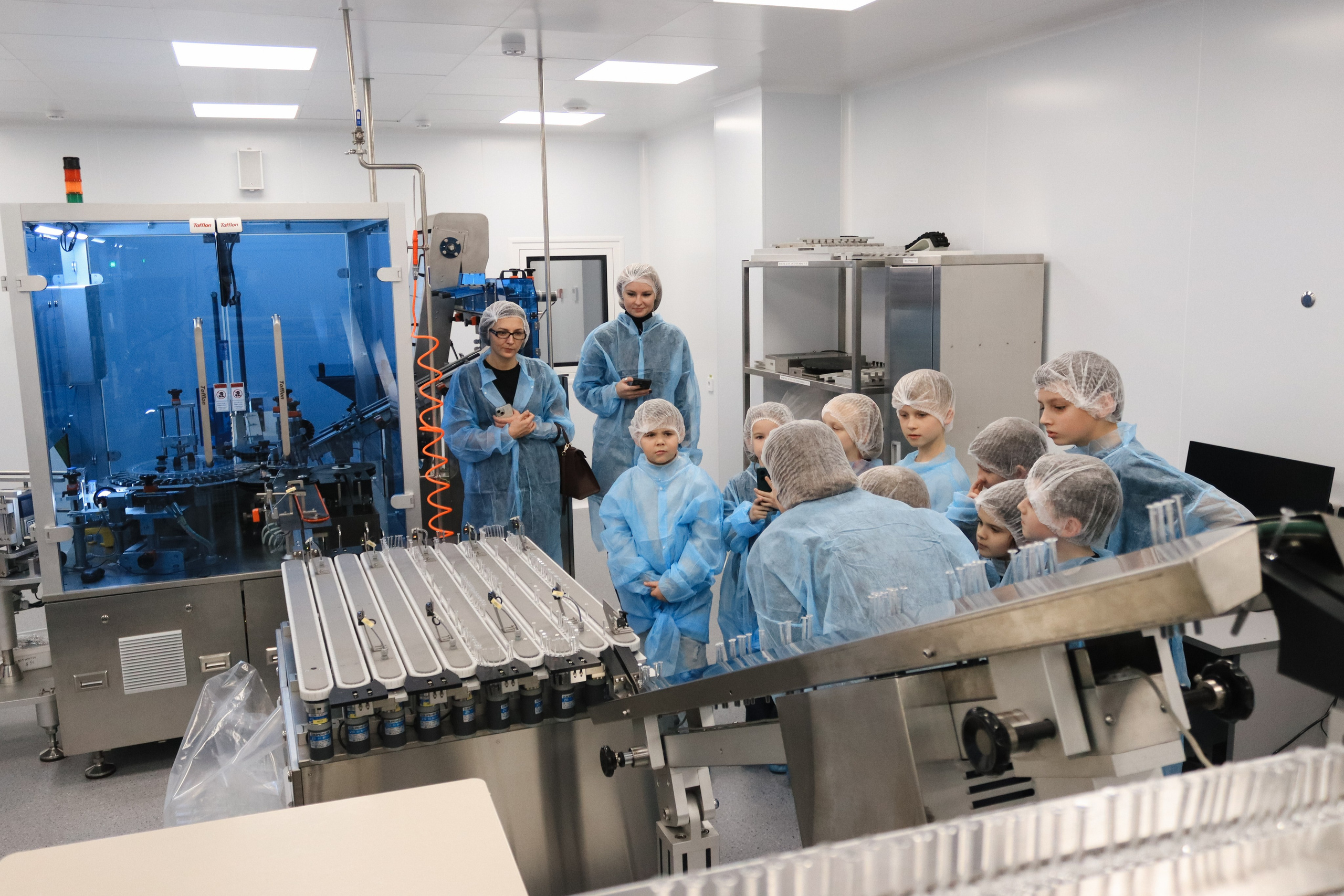 Экскурсия на фармацевтический научно-производственный комплекс «Велфарм-М» для детей сотрудников. Репортажный фотограф в Москве и Зеленограде Karina-vozd