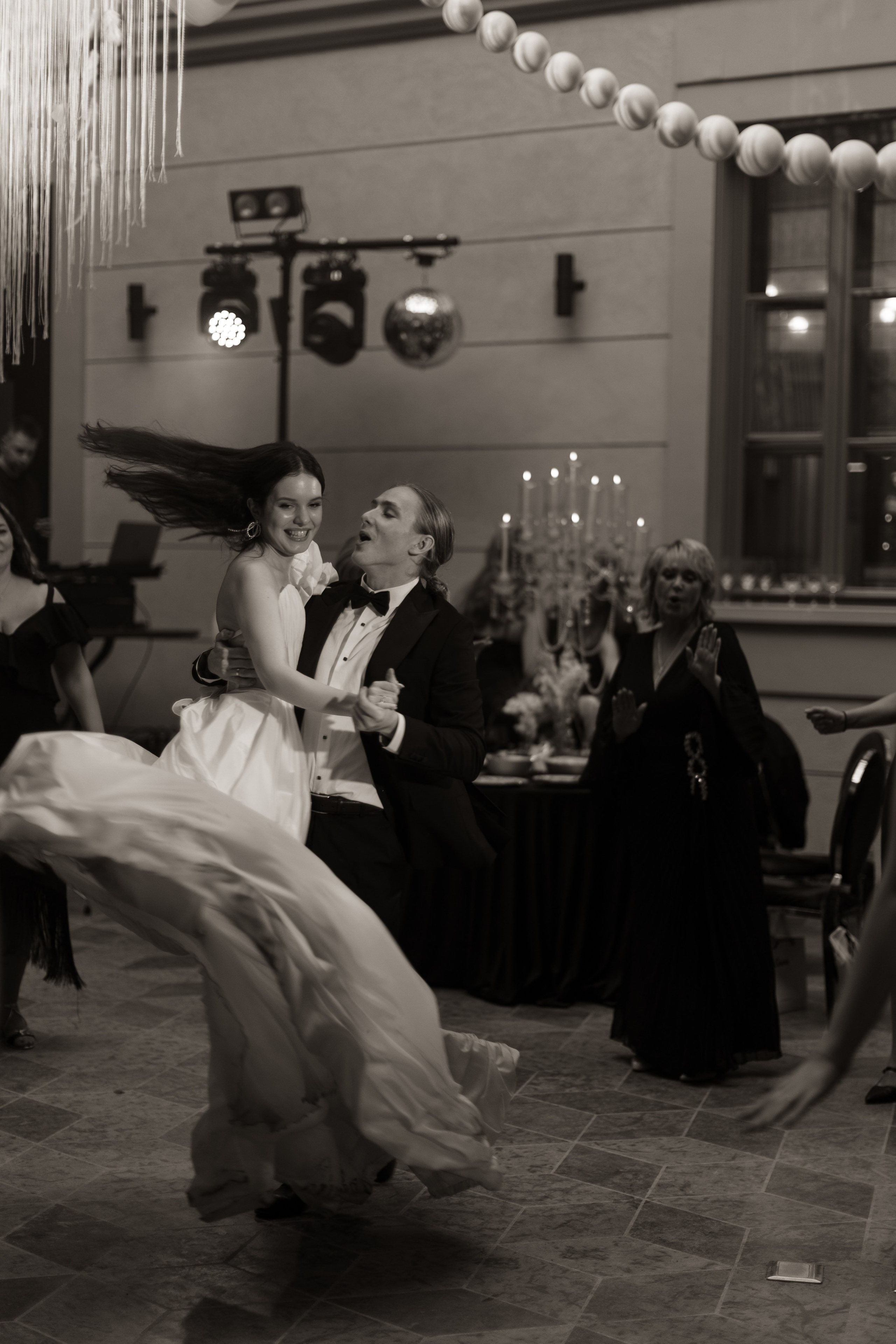 Артем и Анастасия: свадьба с танцами в замке. @dariazphoto свадебный фотограф