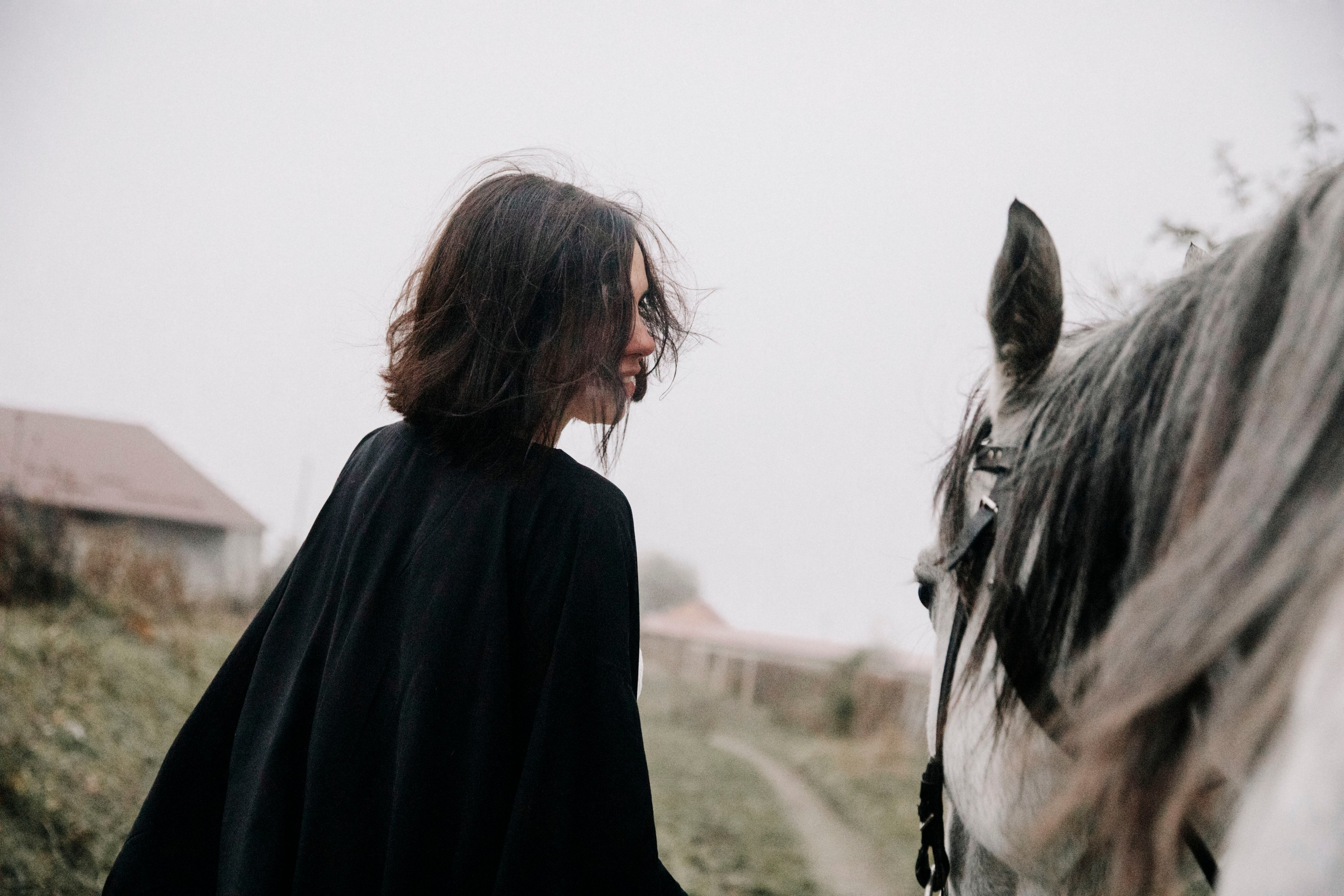 фотосессия с лошадью, фотосессия, лошадь, фотосессия в горах, фото с конем, фотография с лошадью, фотосессия, горы, Кавказ, фотосессия в песках, фотограф Осколкова Ульяна