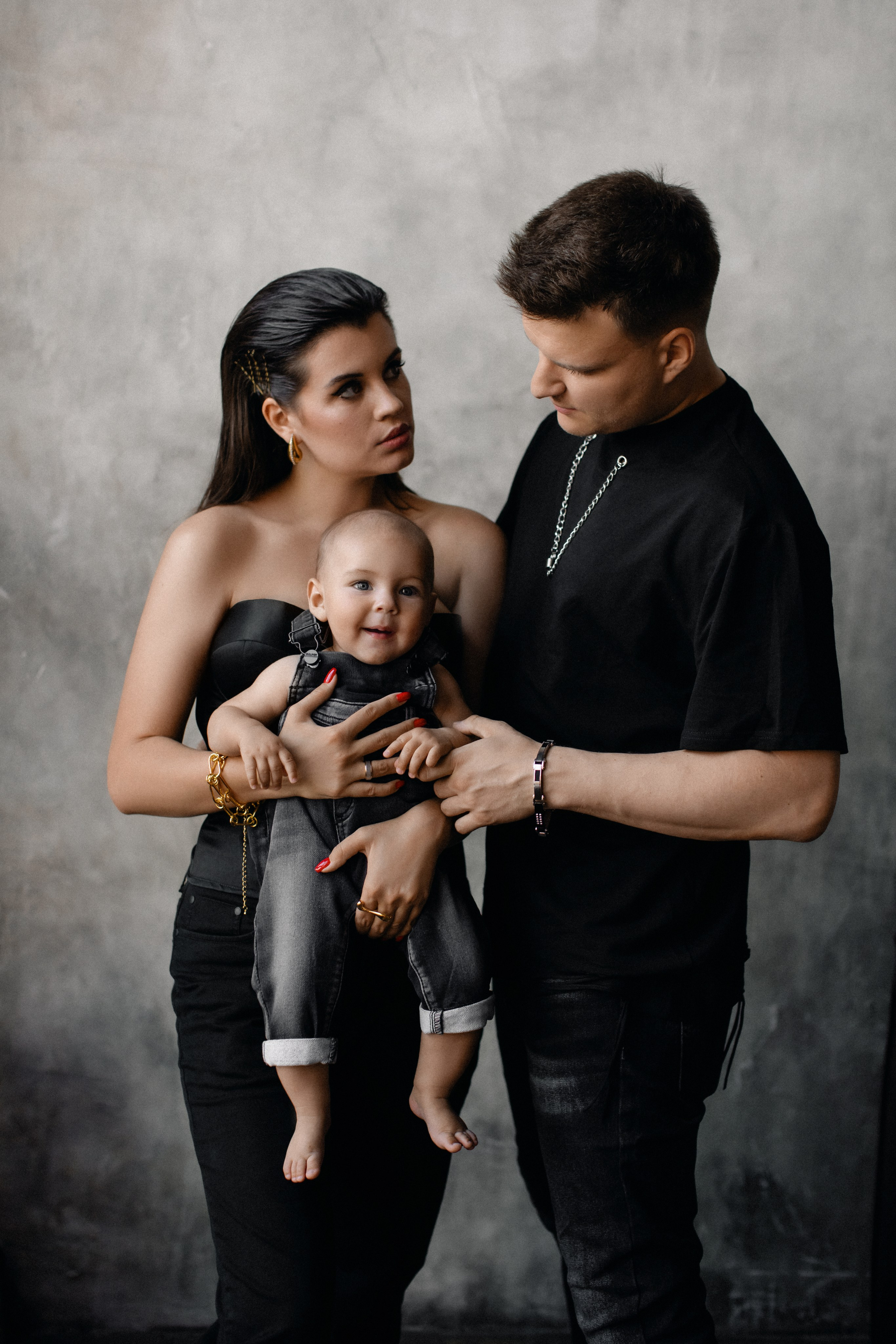 Мартину полгода. Семейная фотосессия в темной студии. Фотограф в Москве Ольга Сатони