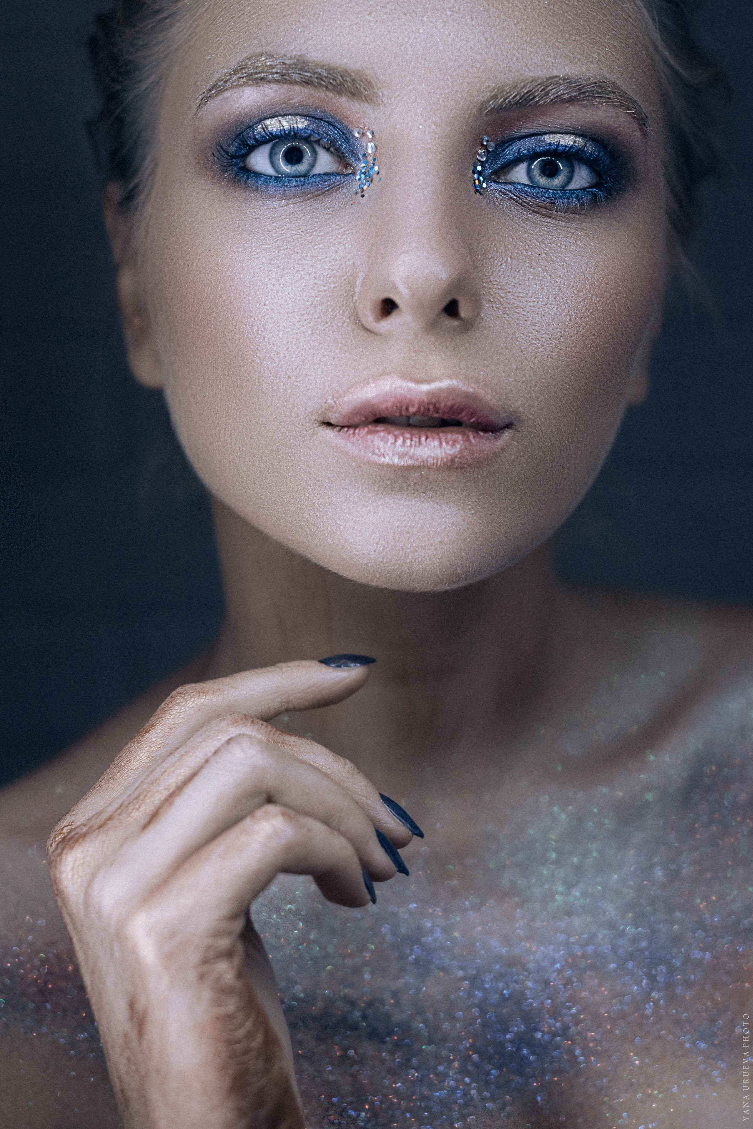 глубокая текстура кожи , макияж на новый год с синими и серебряными блестками