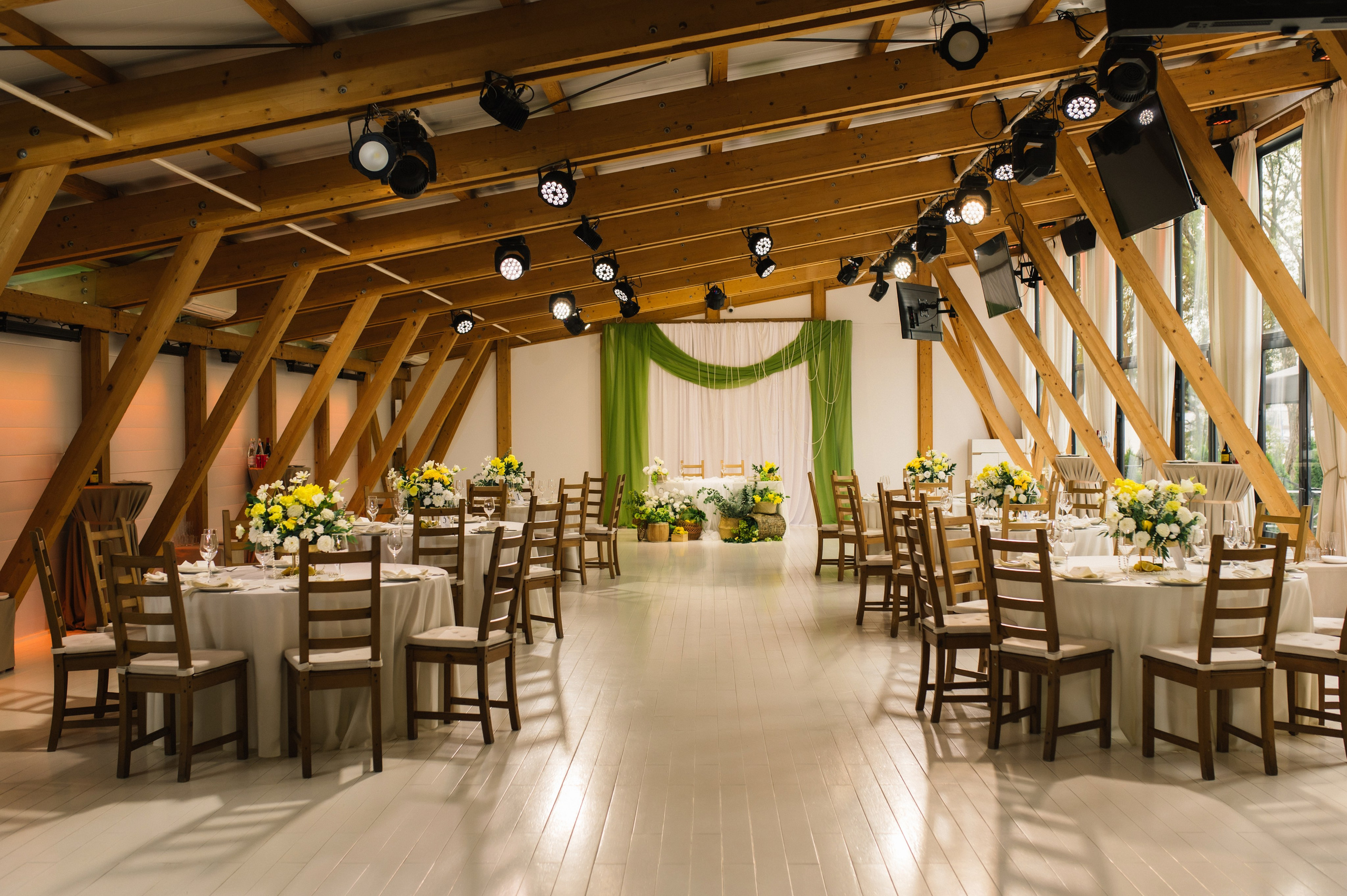 утро невесты в светлой спальне с букетомневеста в халате у окна с естественным светомсборы невесты визаж и укладка крупный плансвадебный макияж невесты в процессе подготовкиневеста надевает платье перед зеркалом