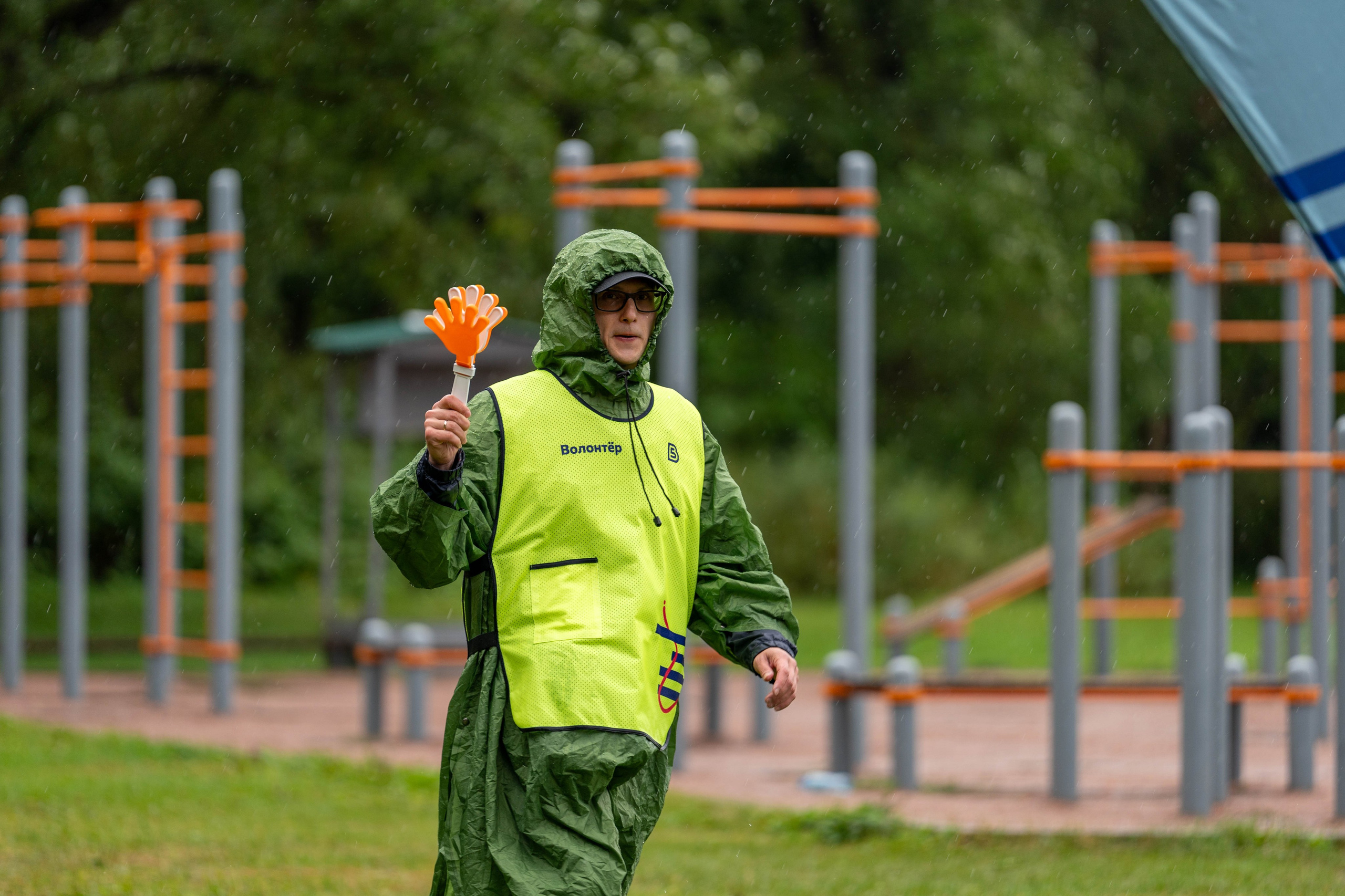 Волонтер забега 5 вёрст на Елагином острове под дождём