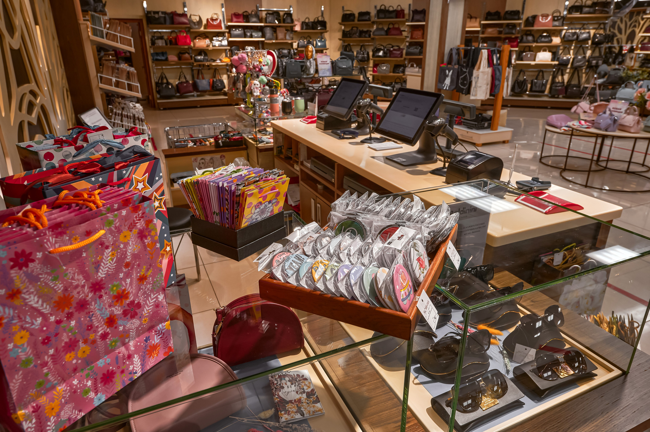 Портфолио по интерьерной и экстерьерной фотосъёмки: Мир сумок — Левый берег. Фотограф Яковлев Роман — Красноярск