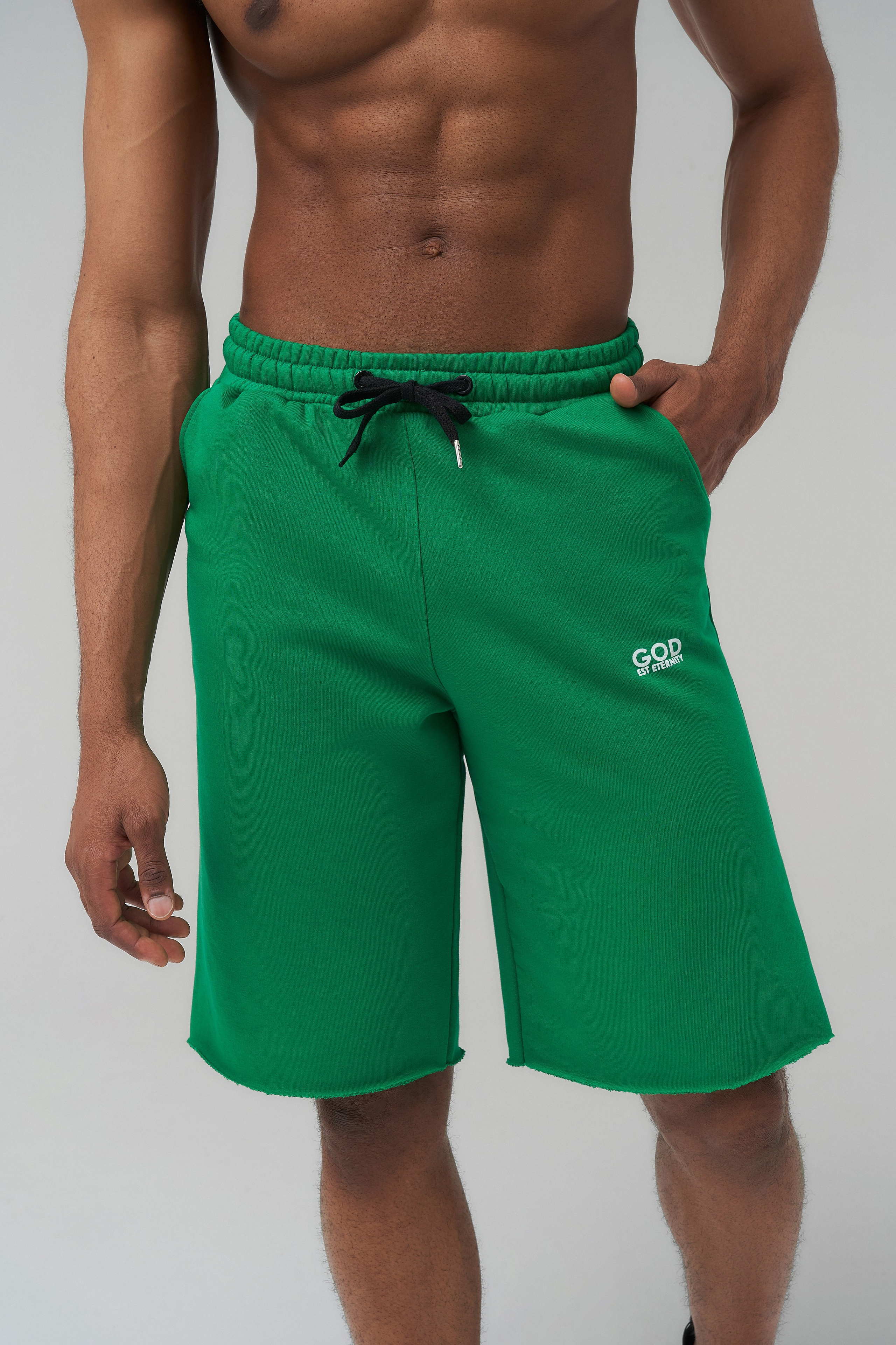 Съемка мужских шорт на спортивной темнокожей модели на циклораме