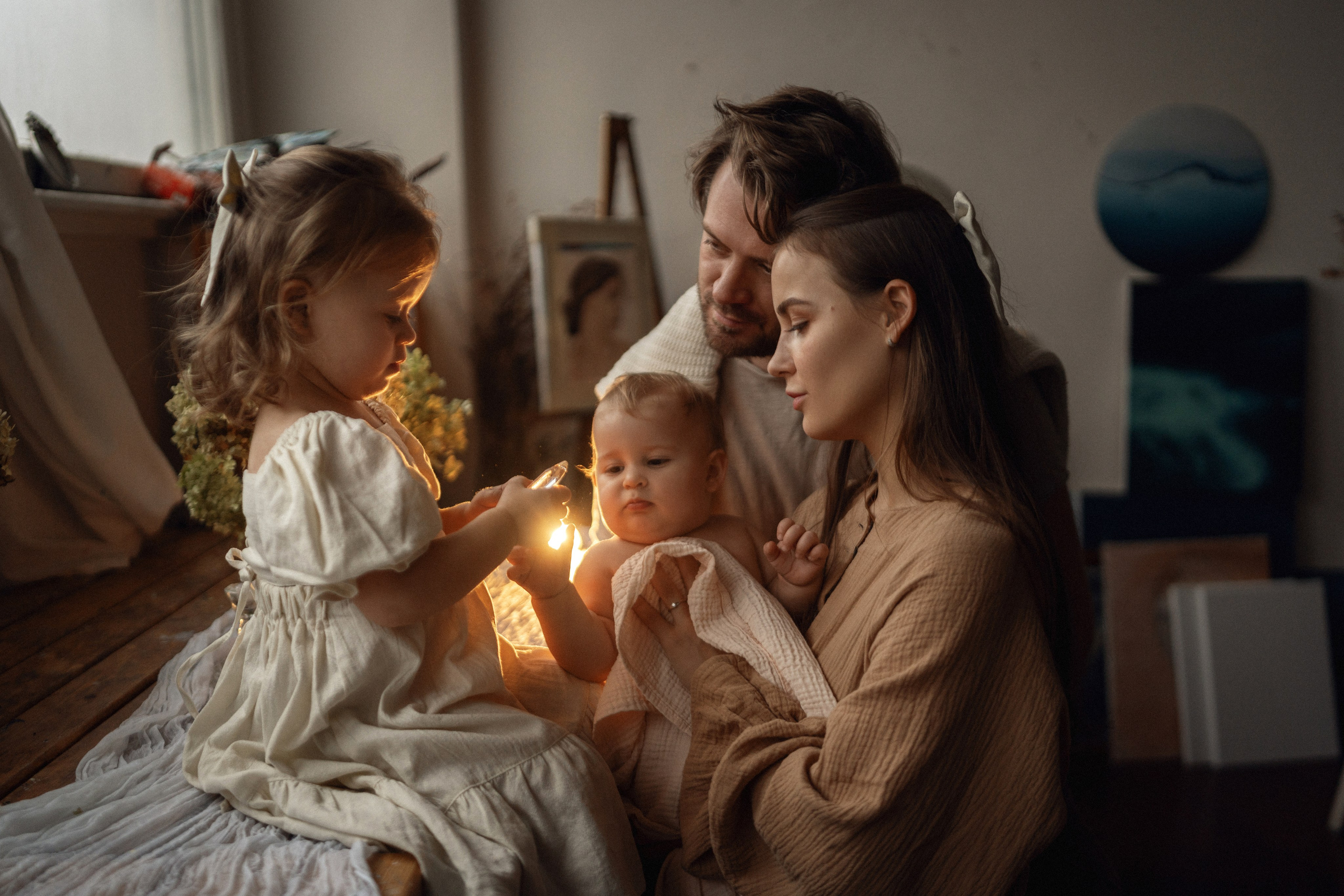 В мастерской художника. Семейный фотограф Москва. Фотограф беременности и материнства Москва