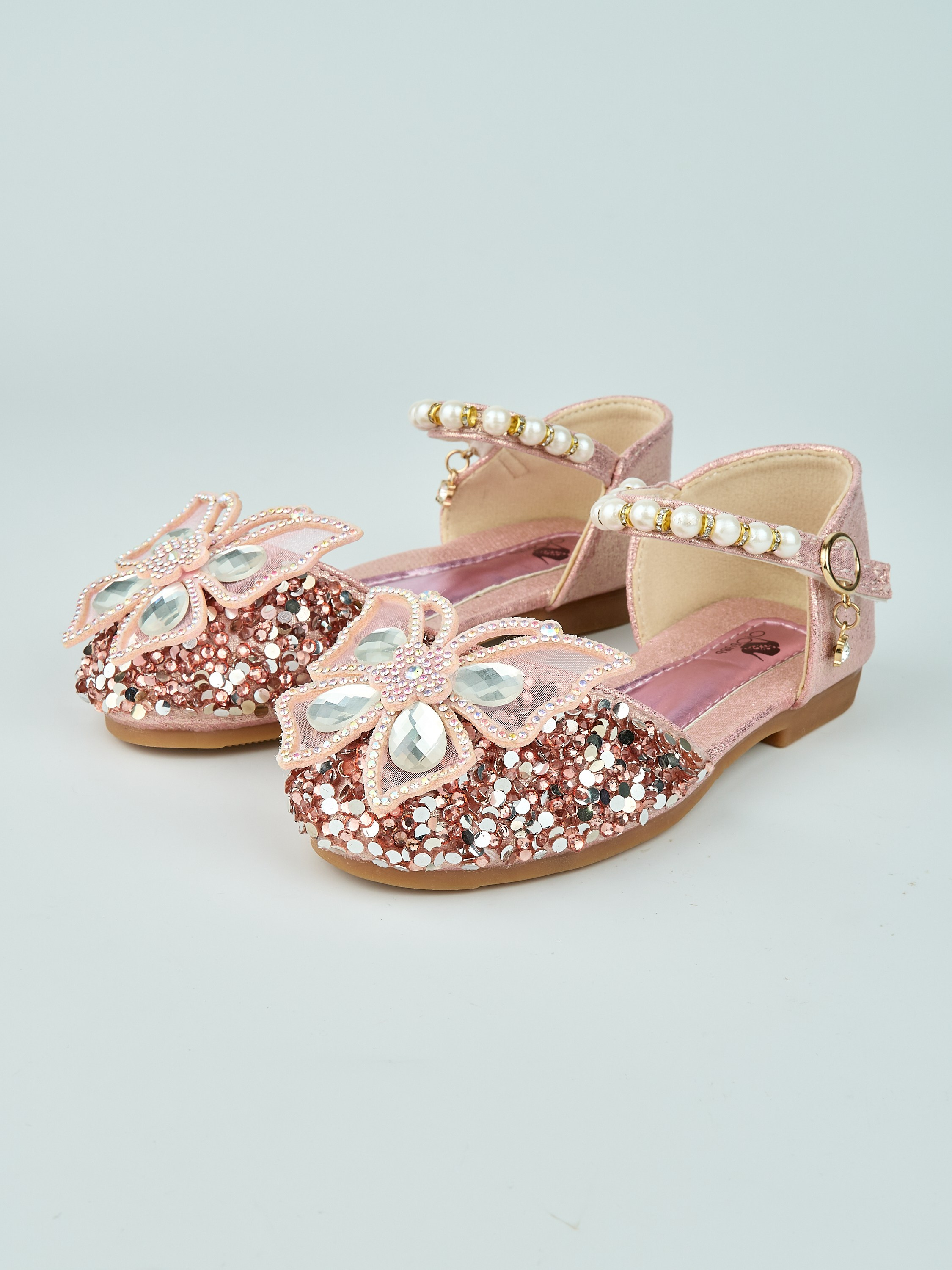 Каталожная фотосъёмка детских туфель для Wildberries