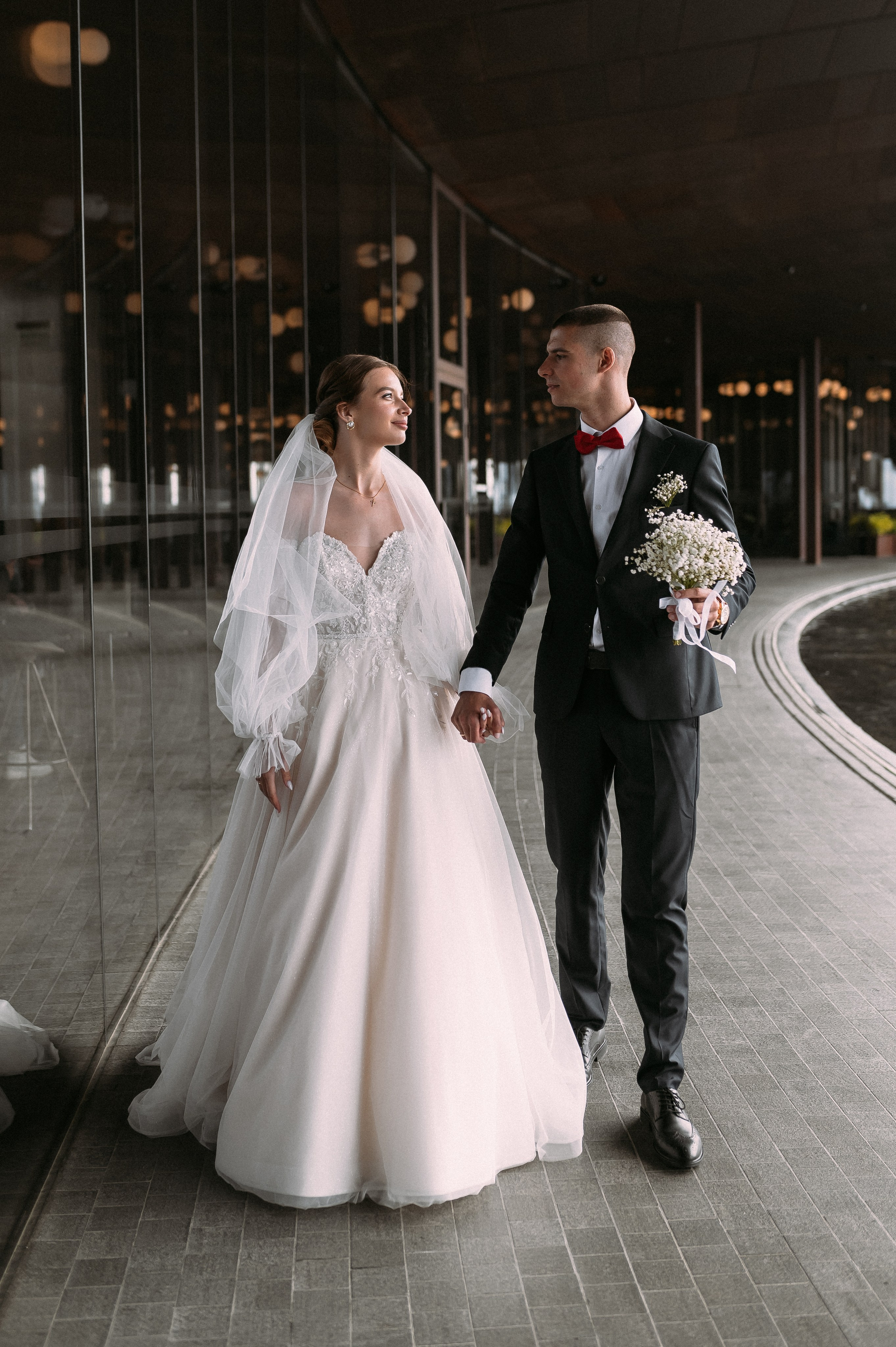 Свадебное утро и прогулка красивой яркой пары. Свадебный и семейный фотограф в Симферополе Дарья Маркова