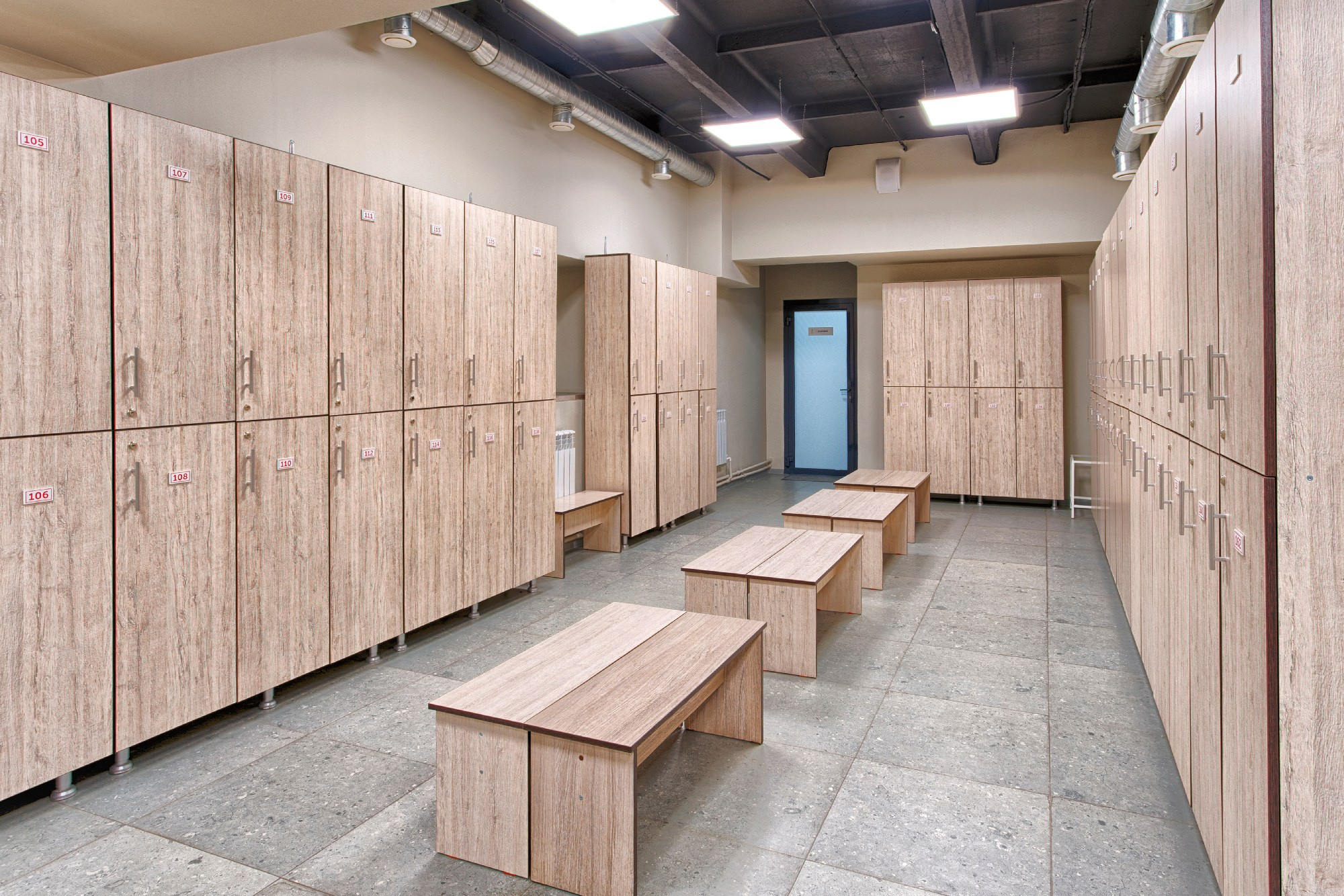 Раздевалка фитнес-центра «Аврора». 
