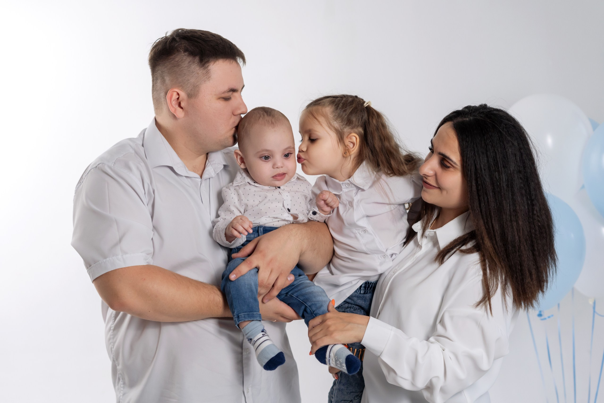 Семейная съемка в студии. Мила Посвит Фотограф новорожденных в Тобольске