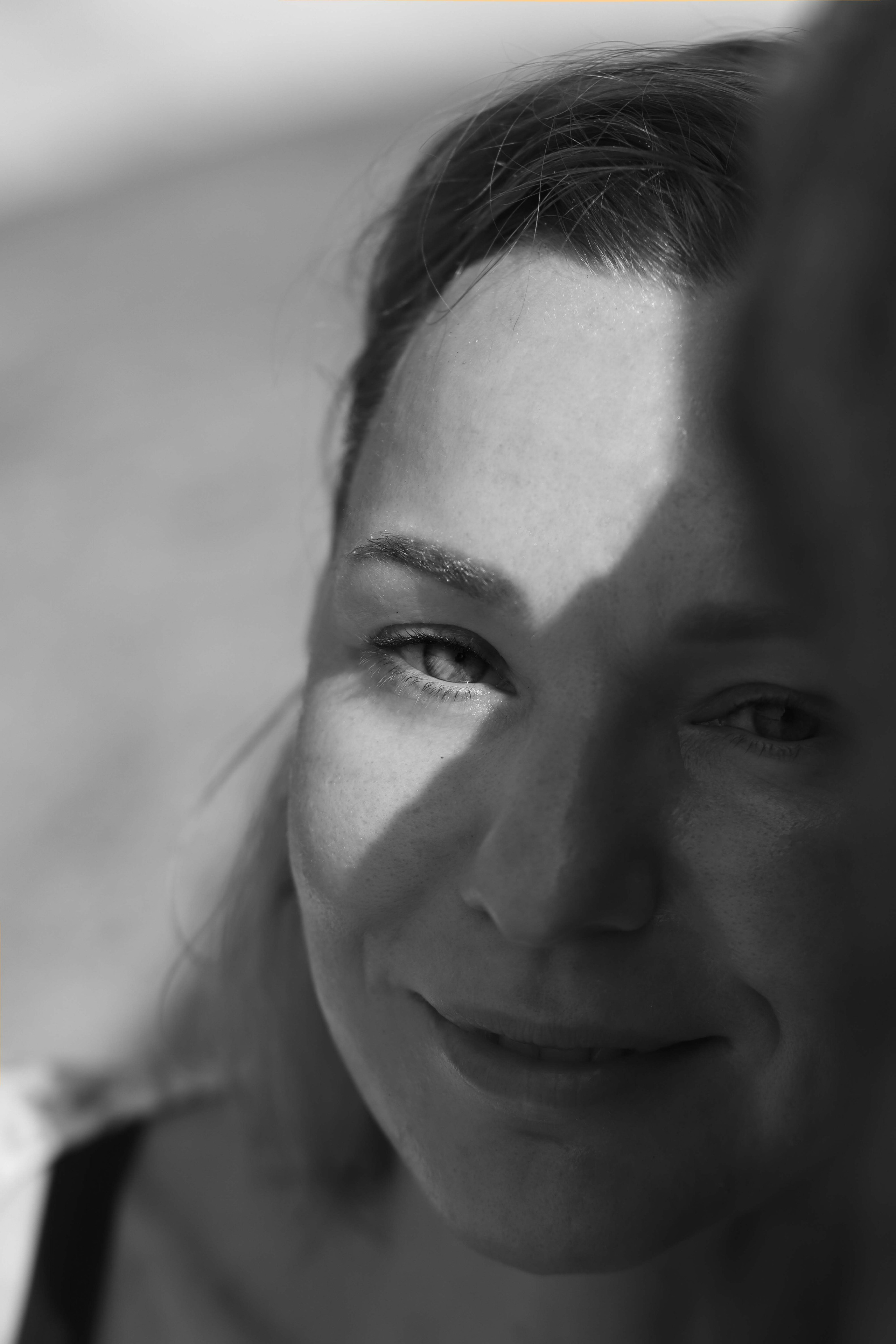 Экспресс-съемка 30 мин: девушка с серфом в воде на пляже Поттувиль Шри-Ланка. Фотограф на Шри-Ланке