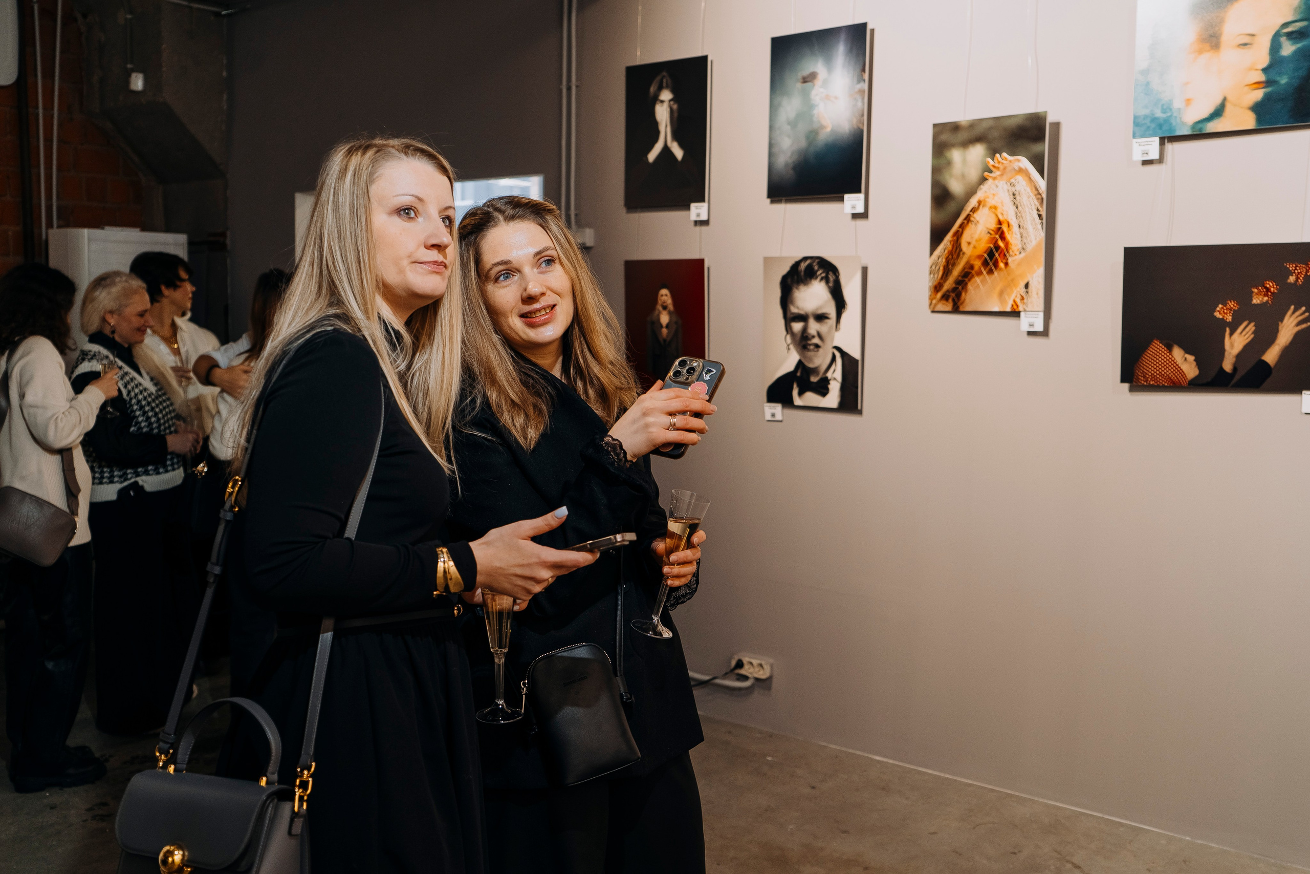 Вернисаж фотовыставки MFamilia «Гармония различий». Организация фотовыставок в Петербурге и Москве, MFamilia (МФамилия)