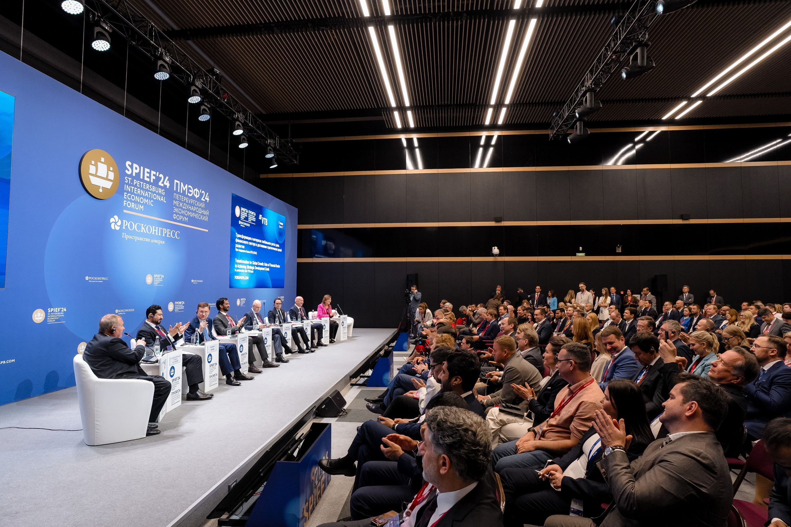 Фотограф на ПМЭФ с аккредитацией