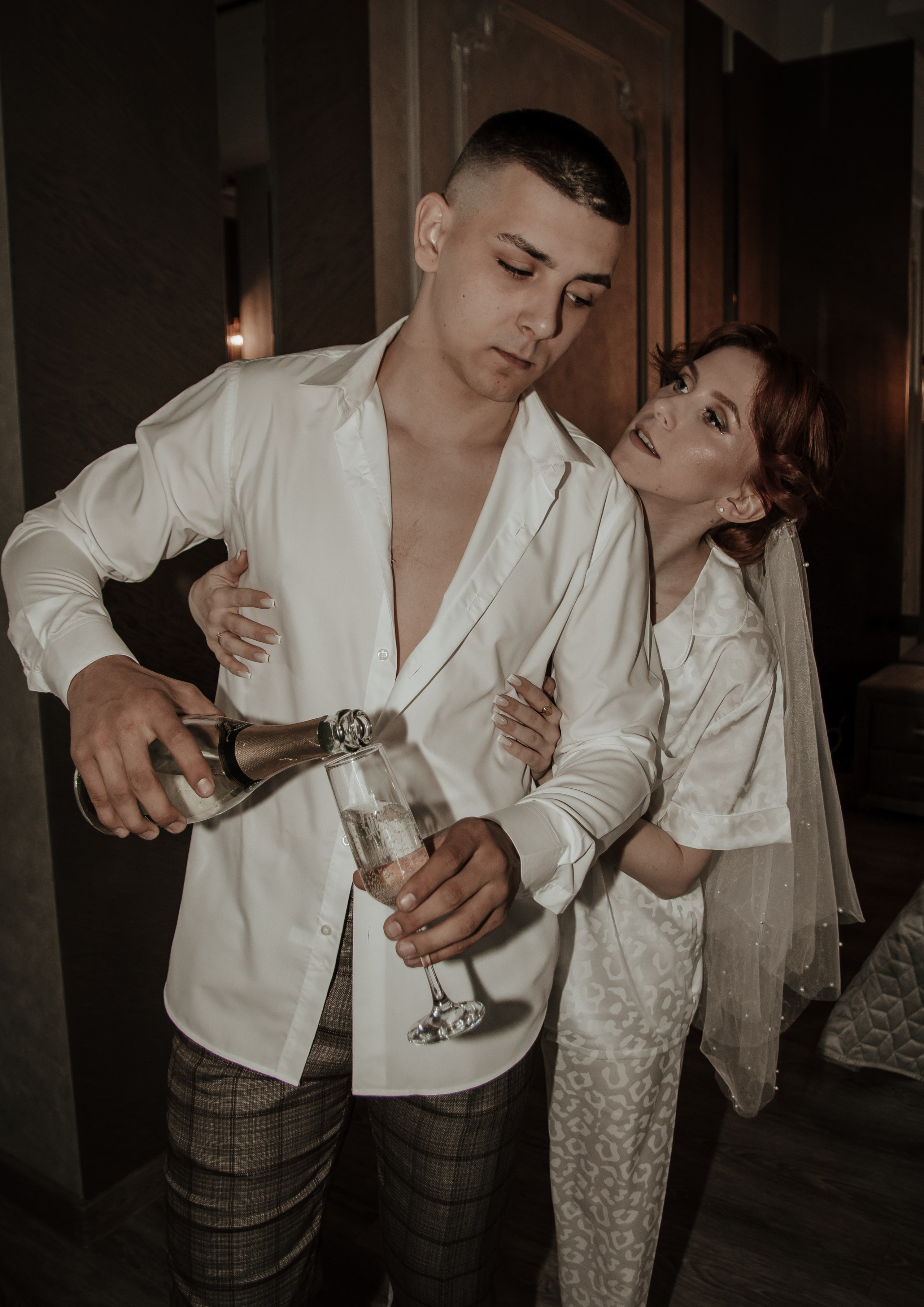 жених и невеста на утренних сборах пьют шампанское 