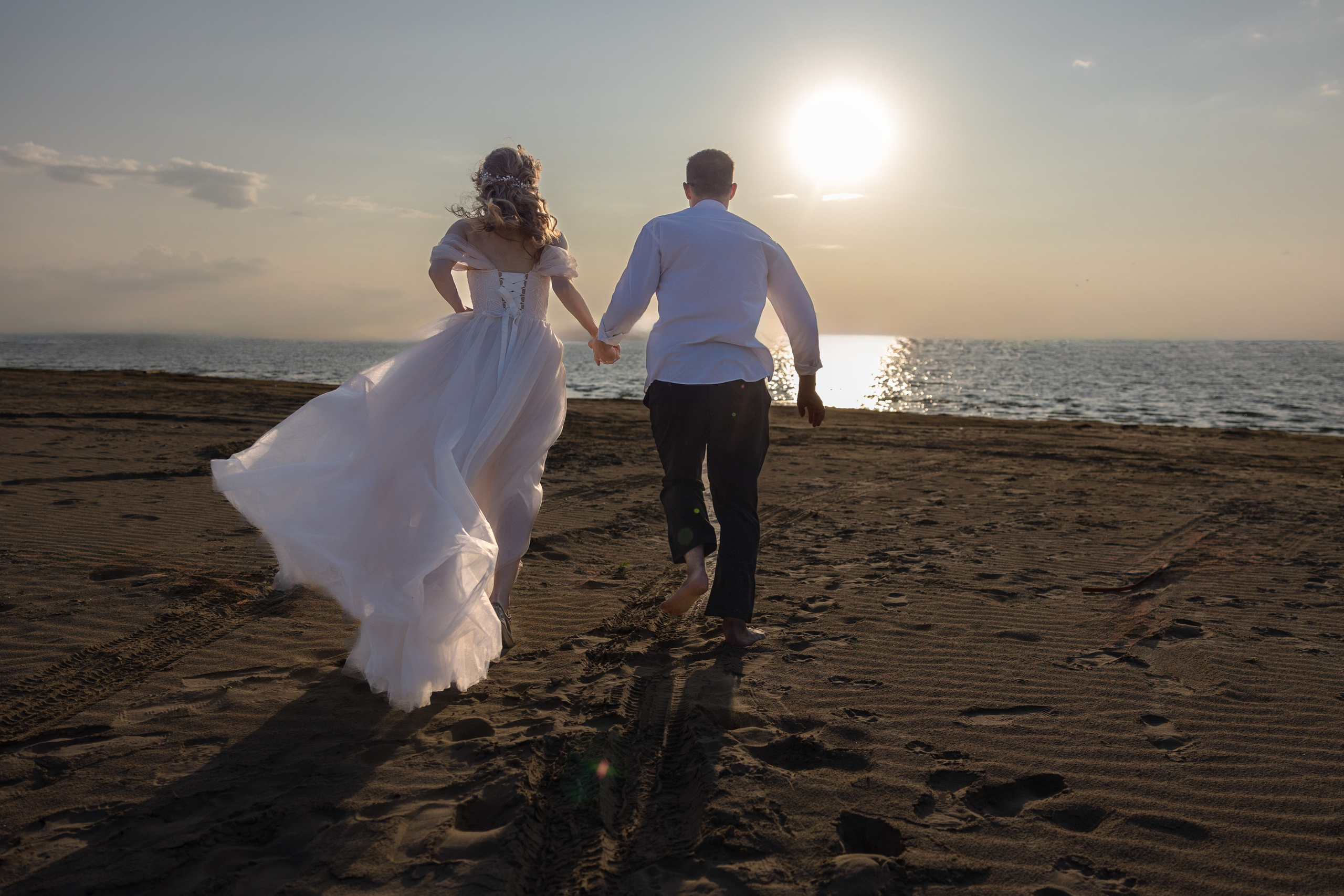 Свадебная фотосессия на берегу. Свадебный фотограф Астрахань