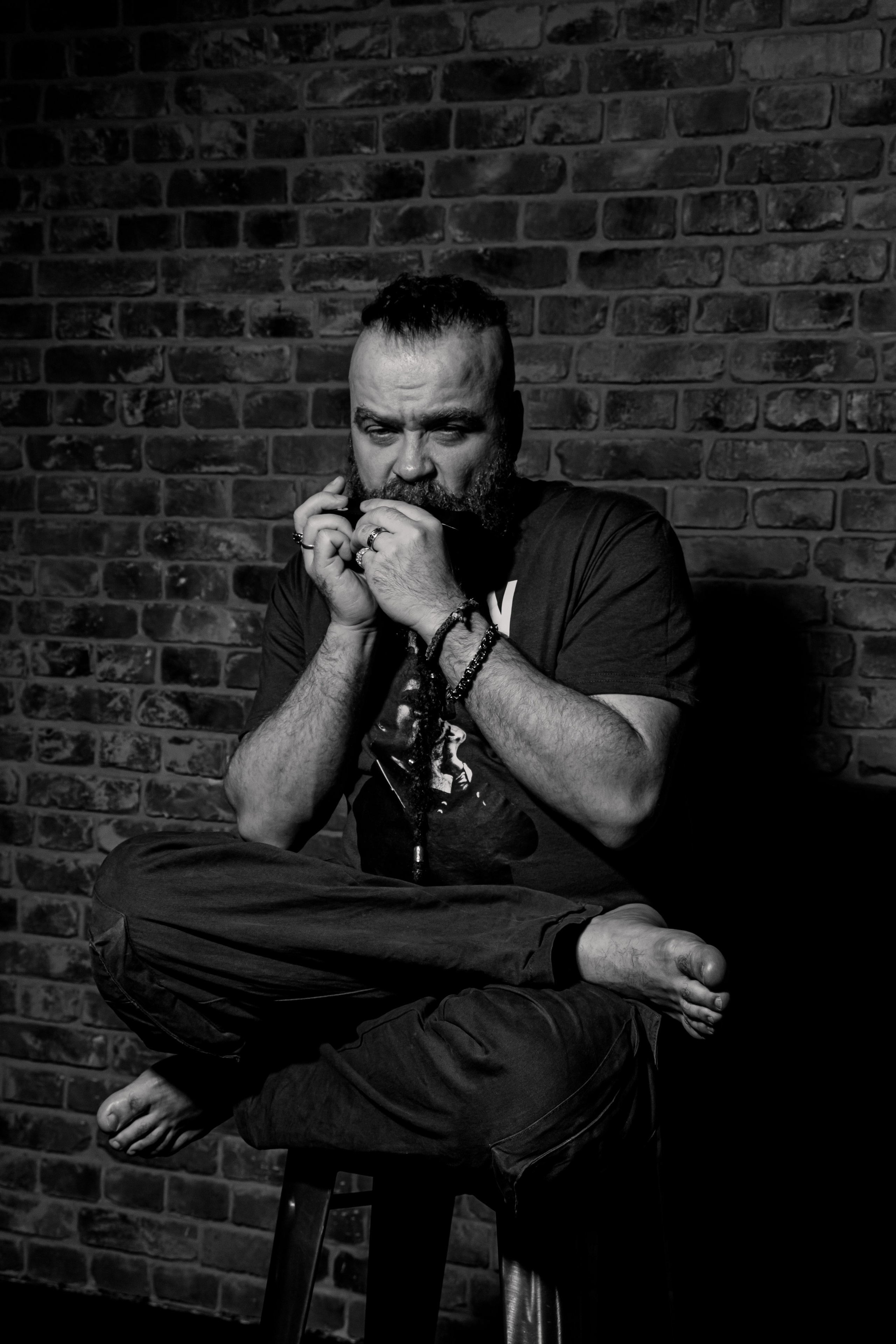 Борис Плотников. Губная гармоника. Мужской портрет, фотосессия для музыканта. Фотограф в Екатеринбурге Пойгина Елена