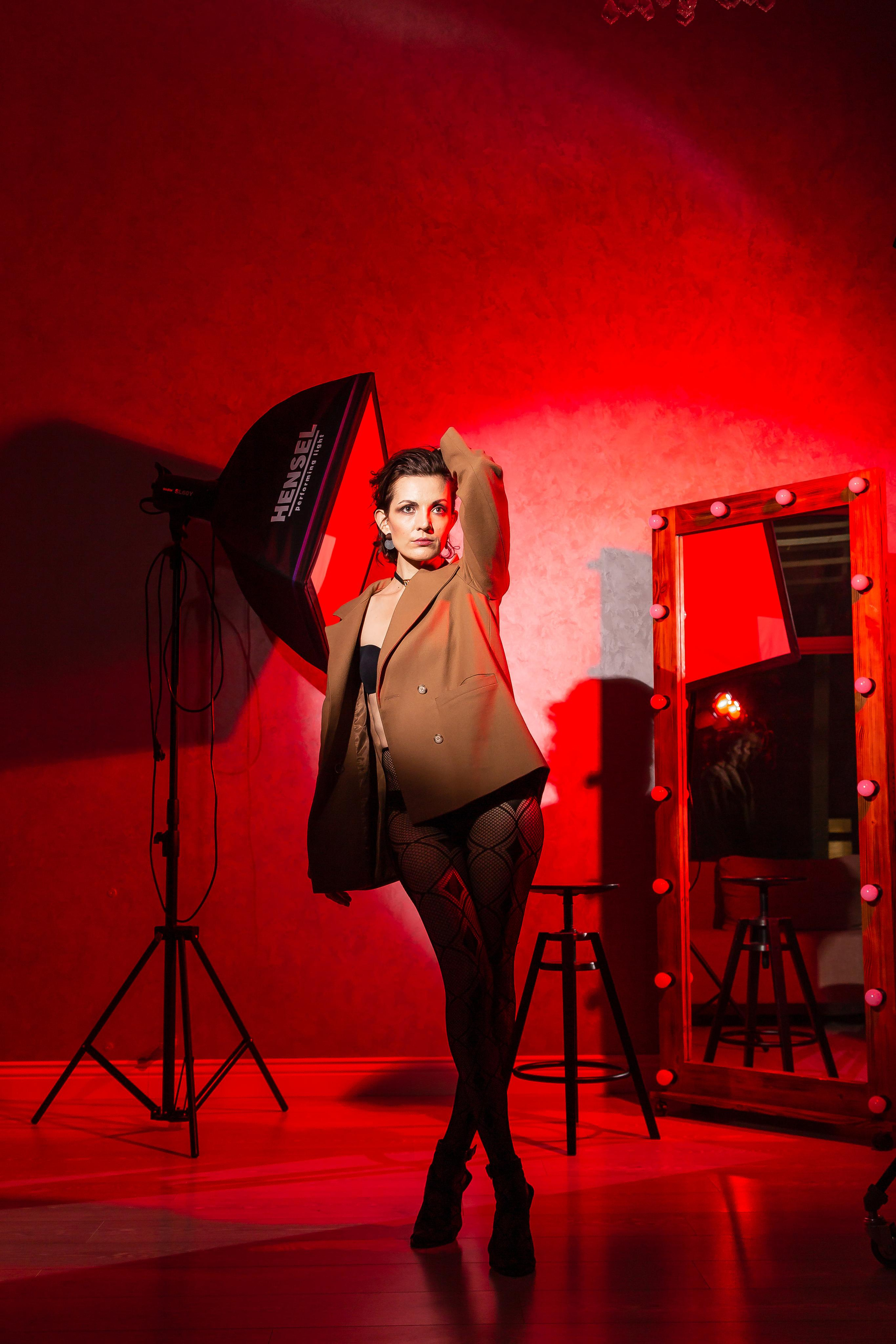 Красное в темном. Портретный и репортажный фотограф. Эмоциональные и откровенные портрет