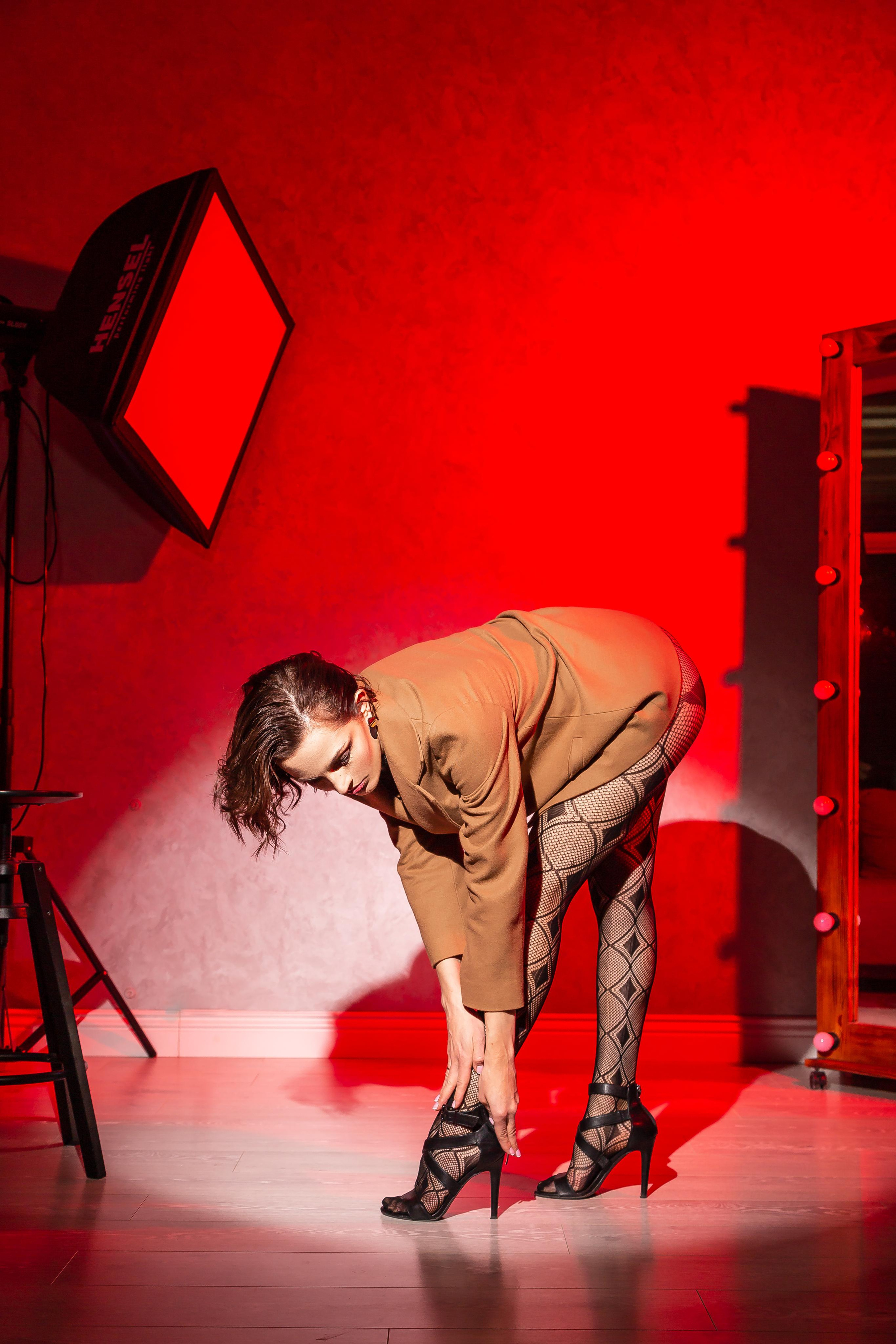 Красное в темном. Портретный и репортажный фотограф. Эмоциональные и откровенные портрет