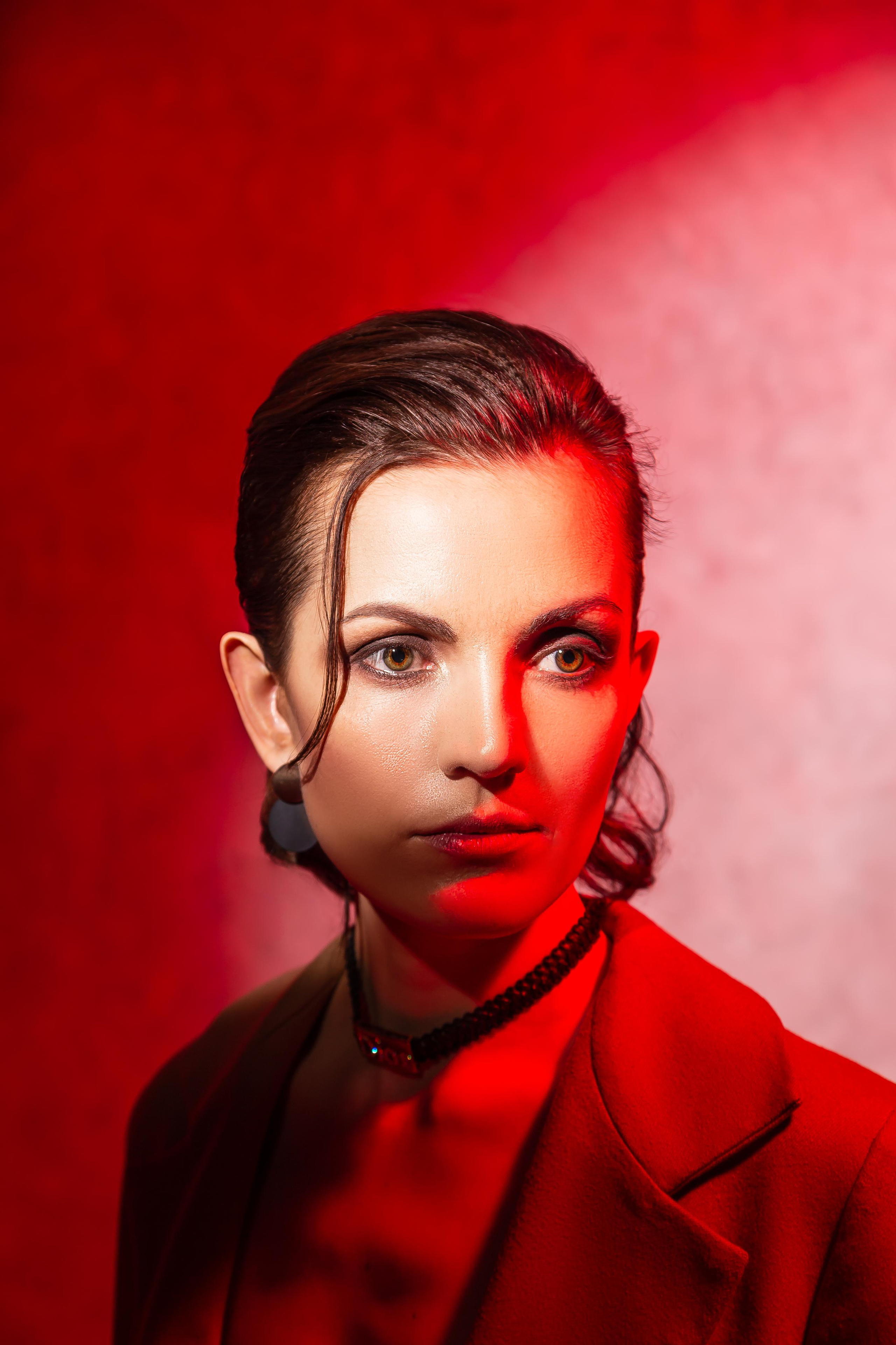 Красное в темном. Портретный и репортажный фотограф. Эмоциональные и откровенные портрет