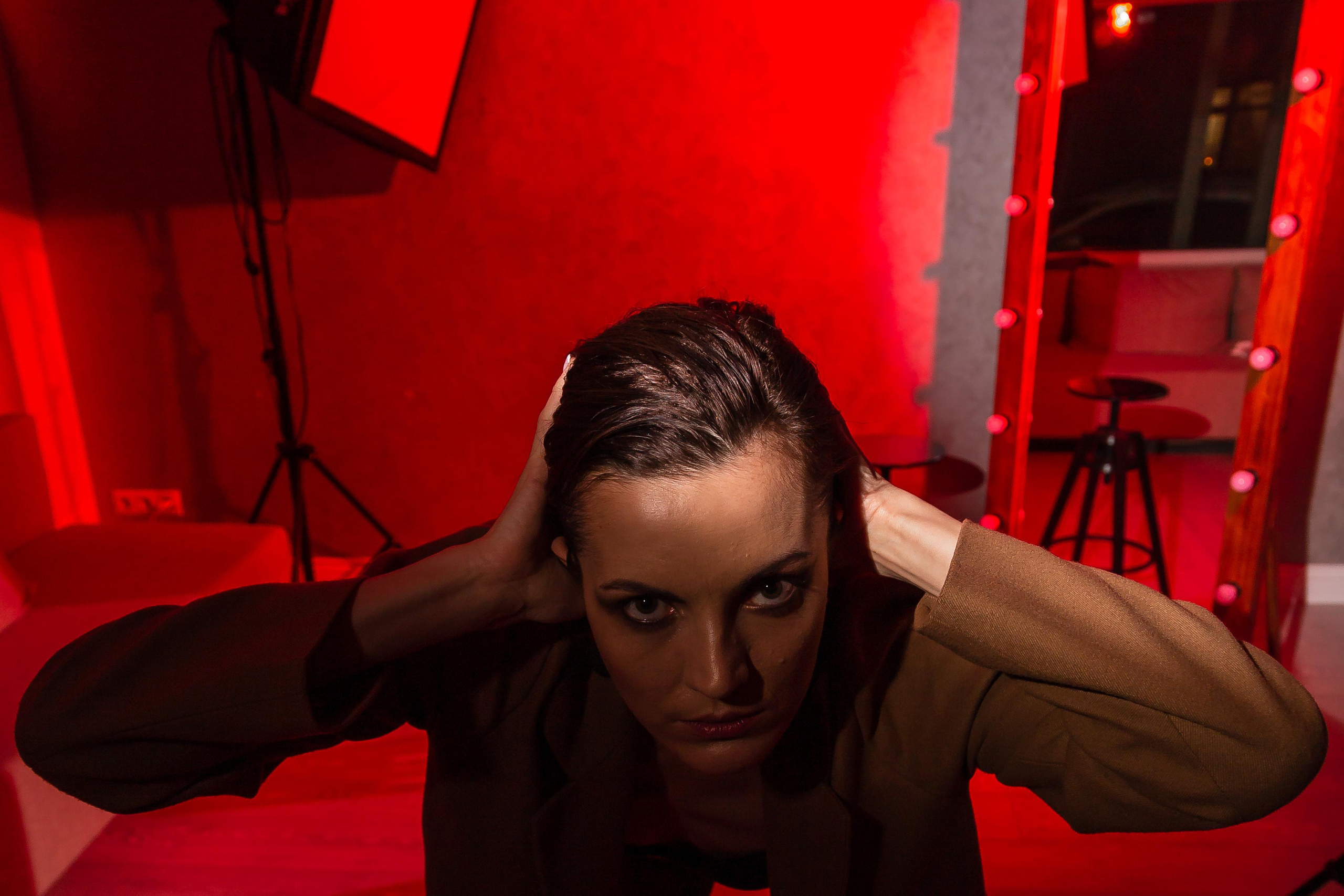 Красное в темном. Портретный и репортажный фотограф. Эмоциональные и откровенные портрет