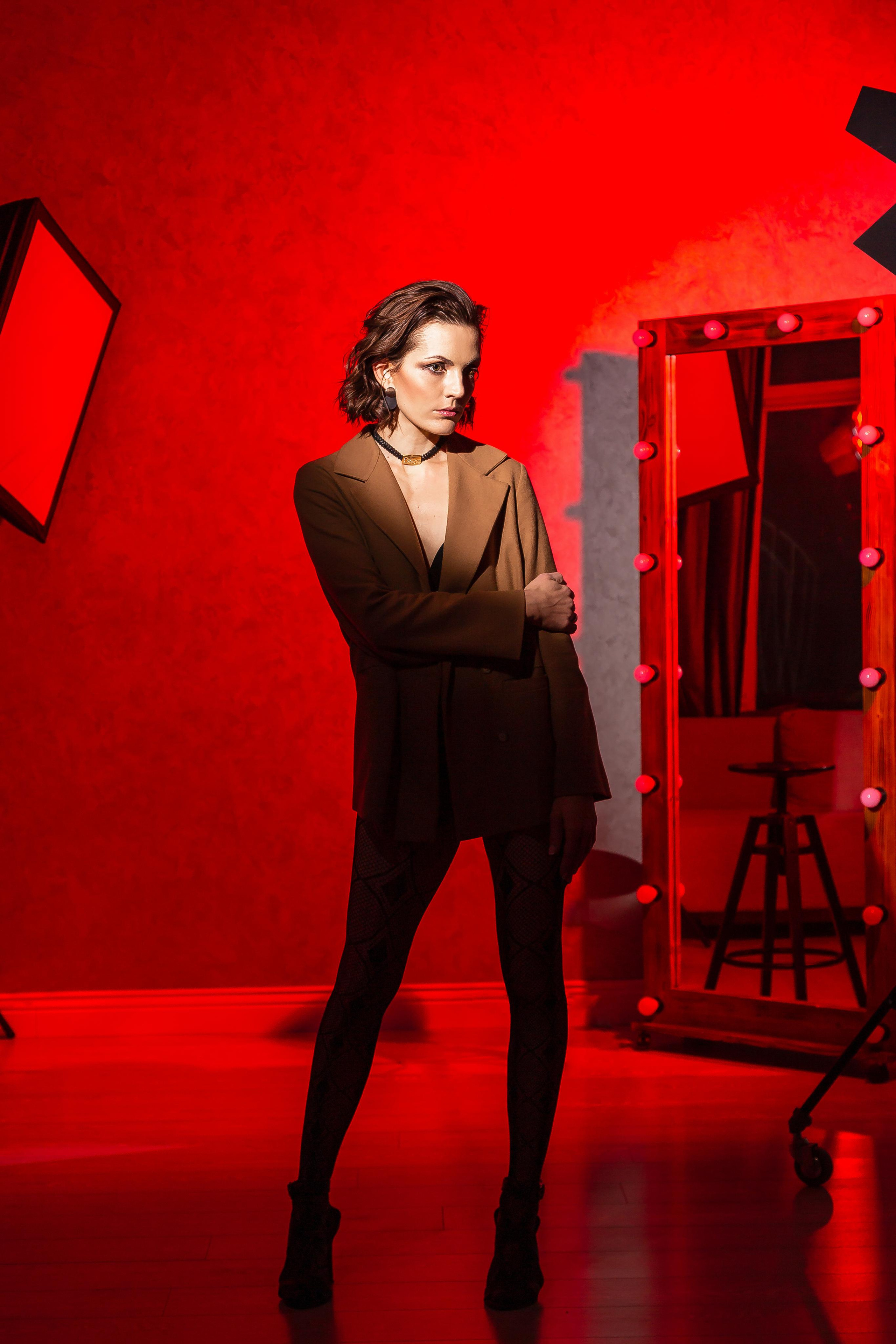 Красное в темном. Портретный и репортажный фотограф. Эмоциональные и откровенные портрет