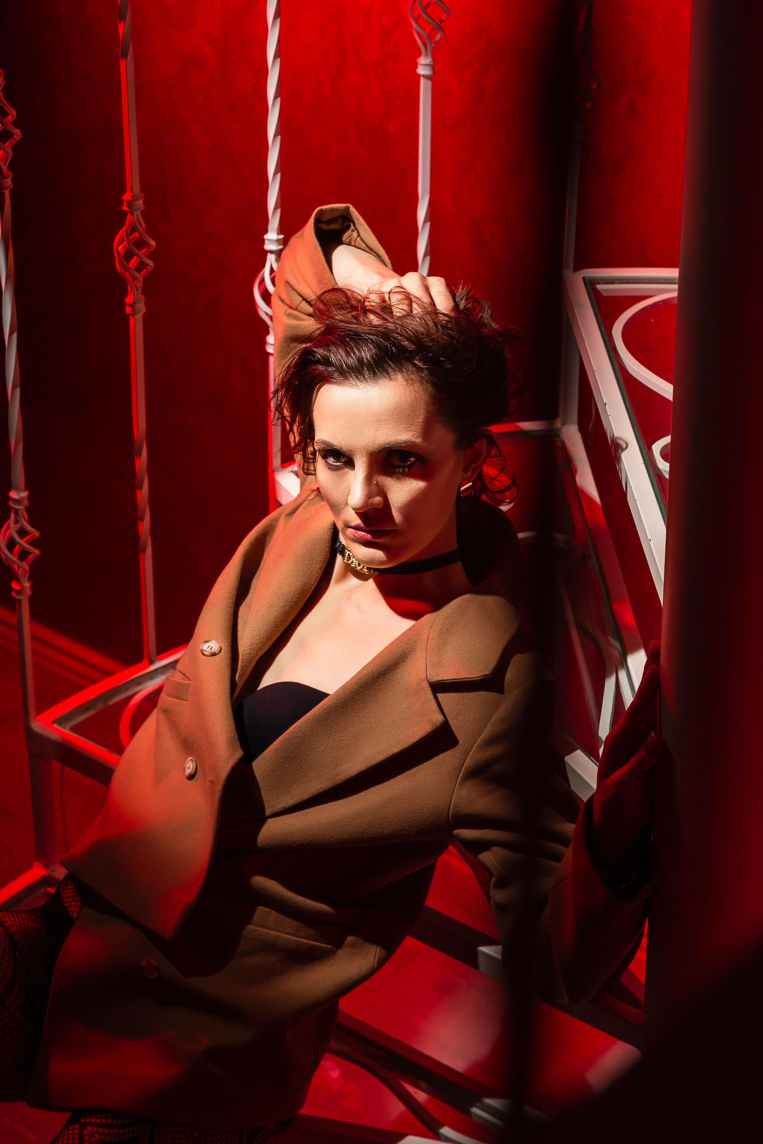 Красное в темном. Портретный и репортажный фотограф. Эмоциональные и откровенные портрет