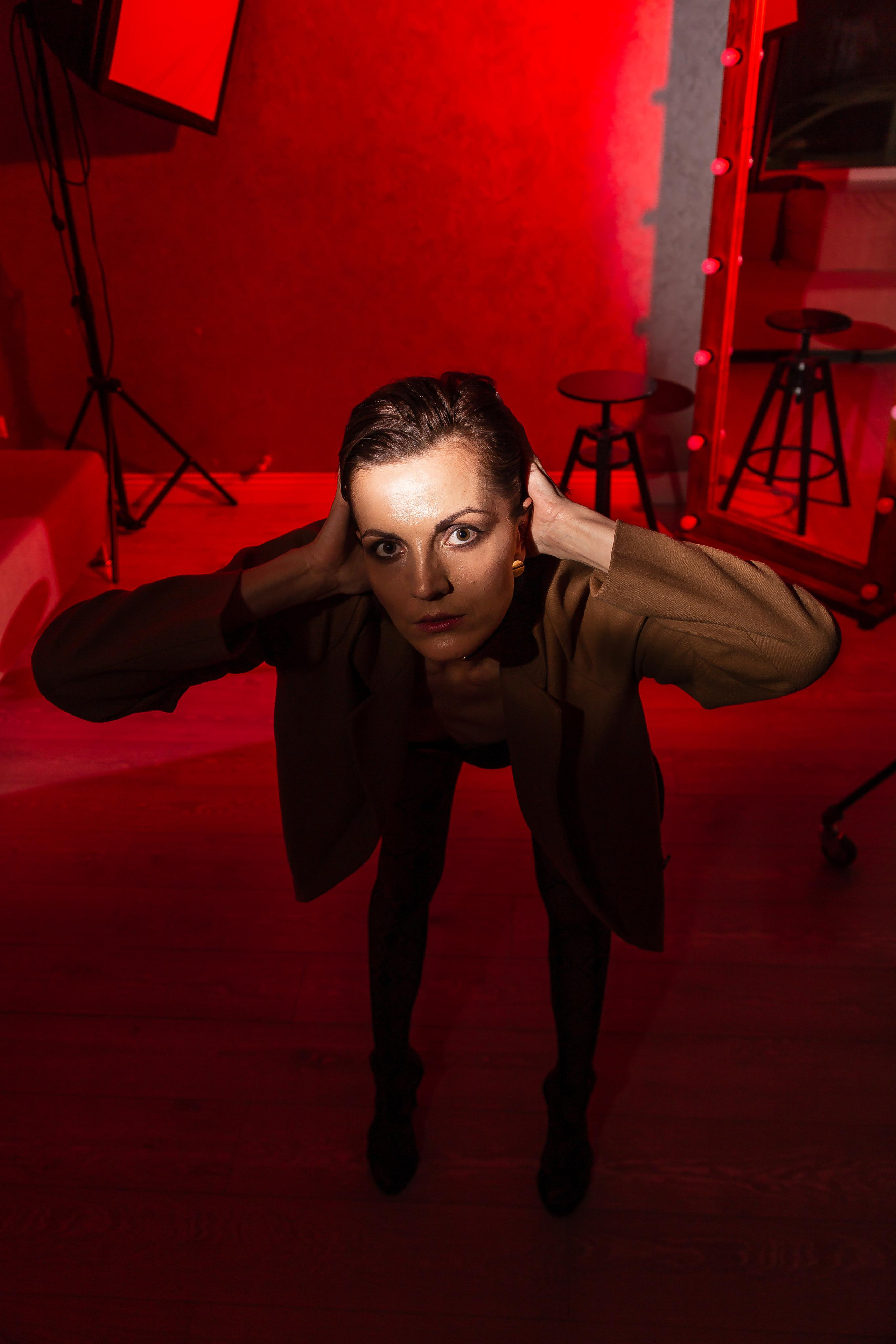 Красное в темном. Портретный и репортажный фотограф. Эмоциональные и откровенные портрет