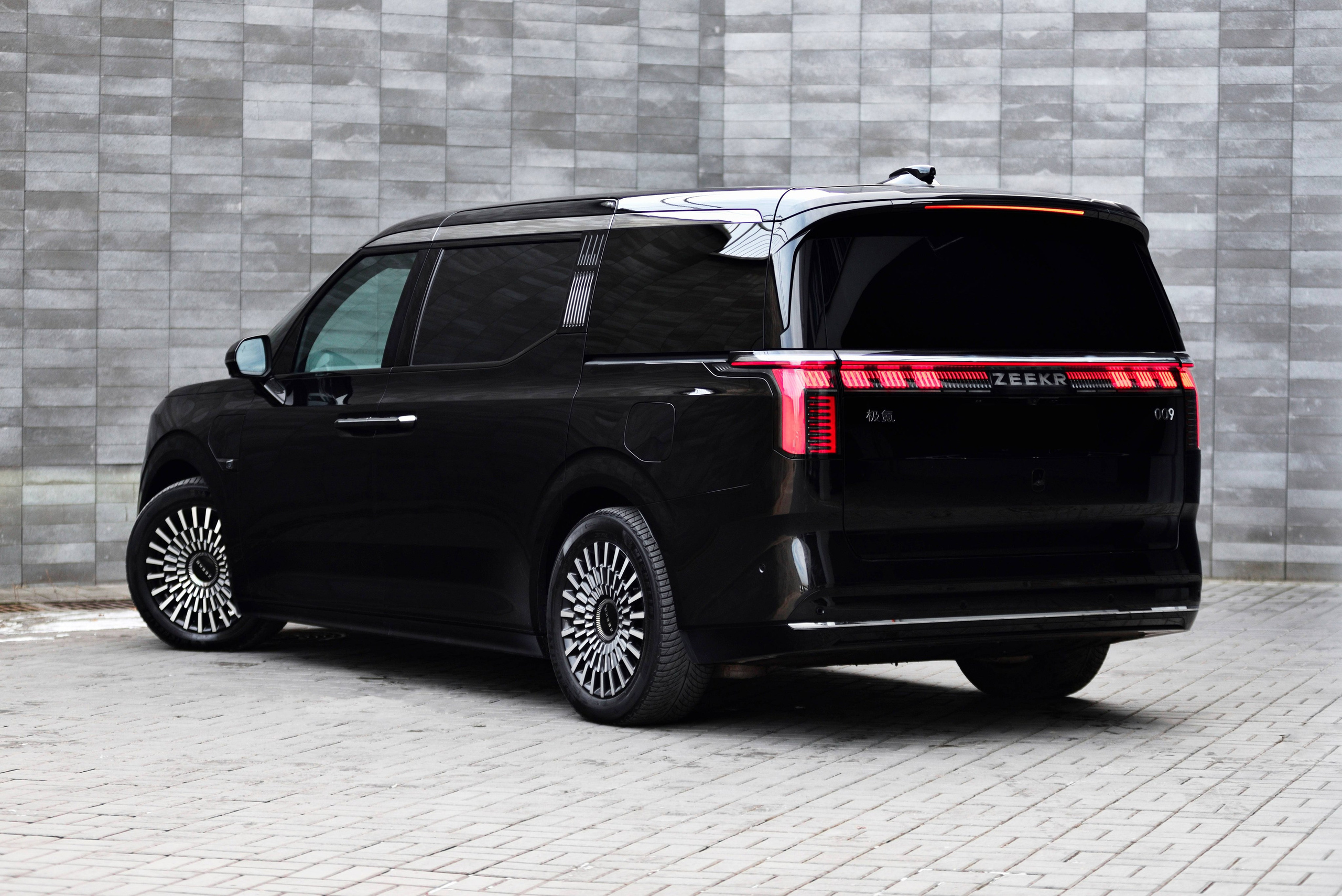 Zeekr 009. Автомобильный и интерьерный фотограф в Минске Александр Тагаев