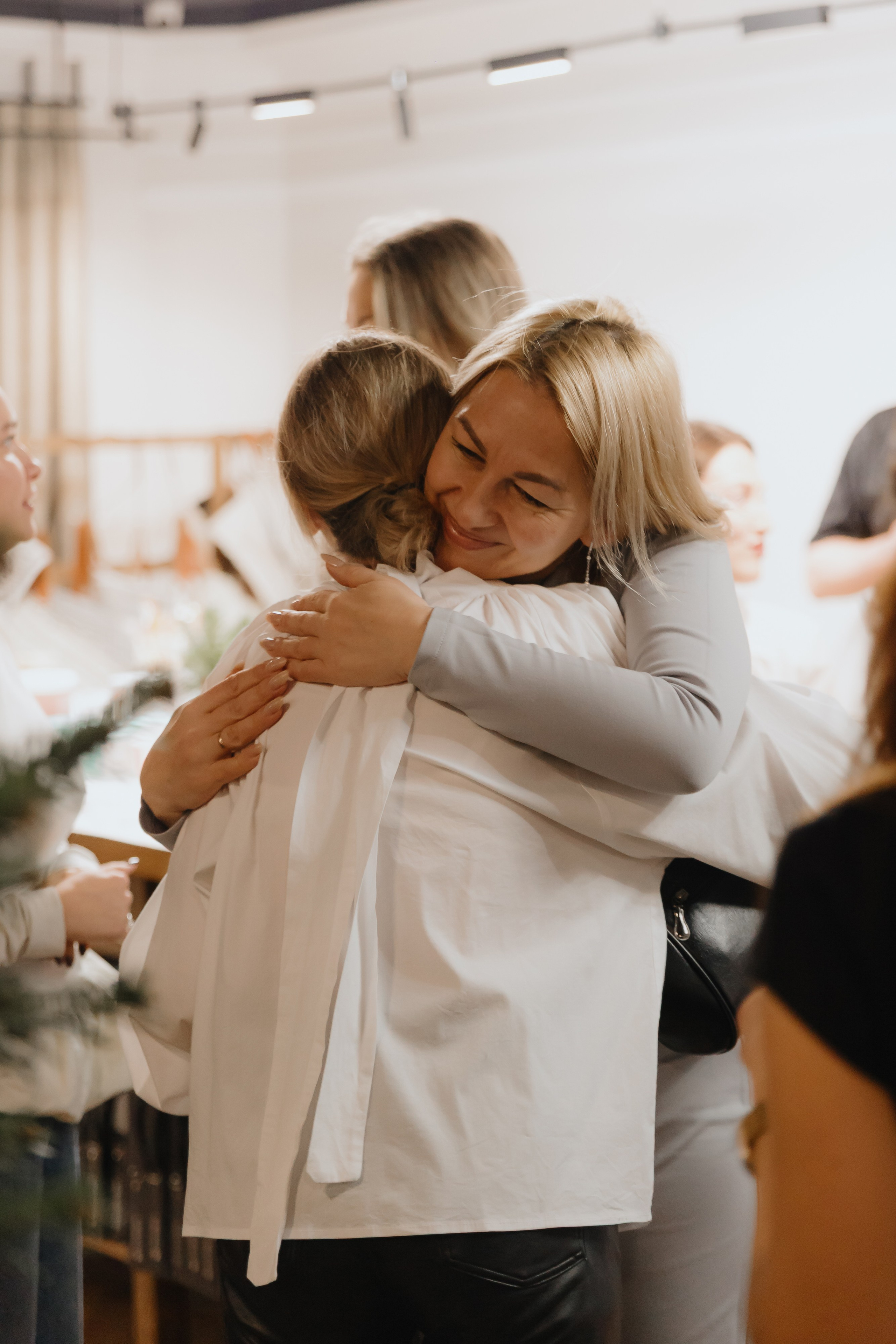 Предновогодний «Кофе-рейв» в L. DECO 17 декабря 2025 года. L. Deco интерьерный салон. Краски/обои/лепной декор