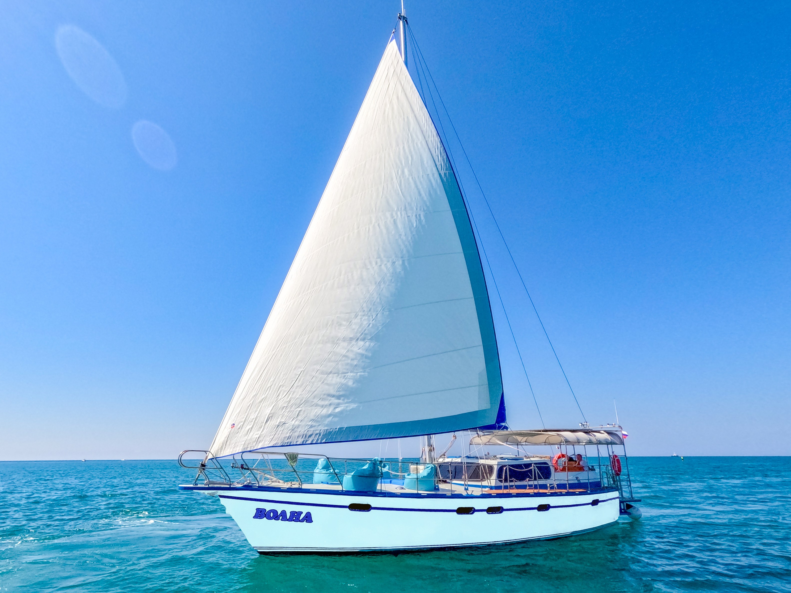 Парусная яхта ВОЛНА Аренда Яхты в Сочи Яхтанаморе YACHTANAMORE