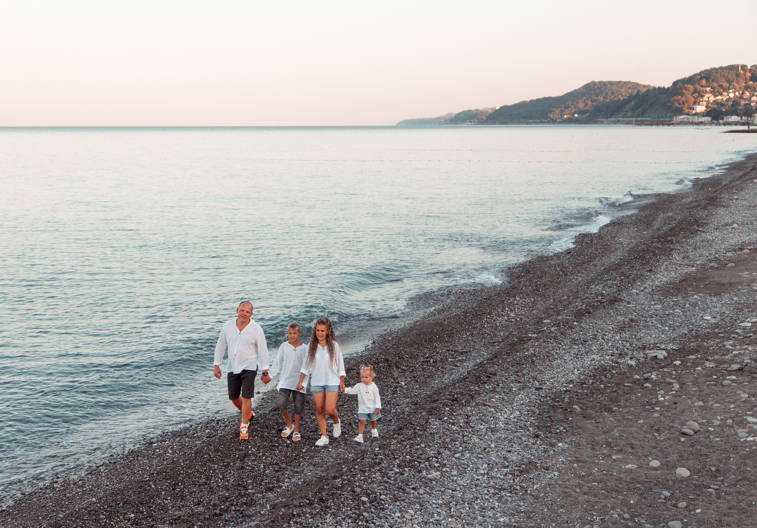 Каждый год они проводят фотосессию в именных майках у моря в Лоо. Семейный фотограф в Сочи, Лоо, Дагомысе, Вардане Кучумова Олеся