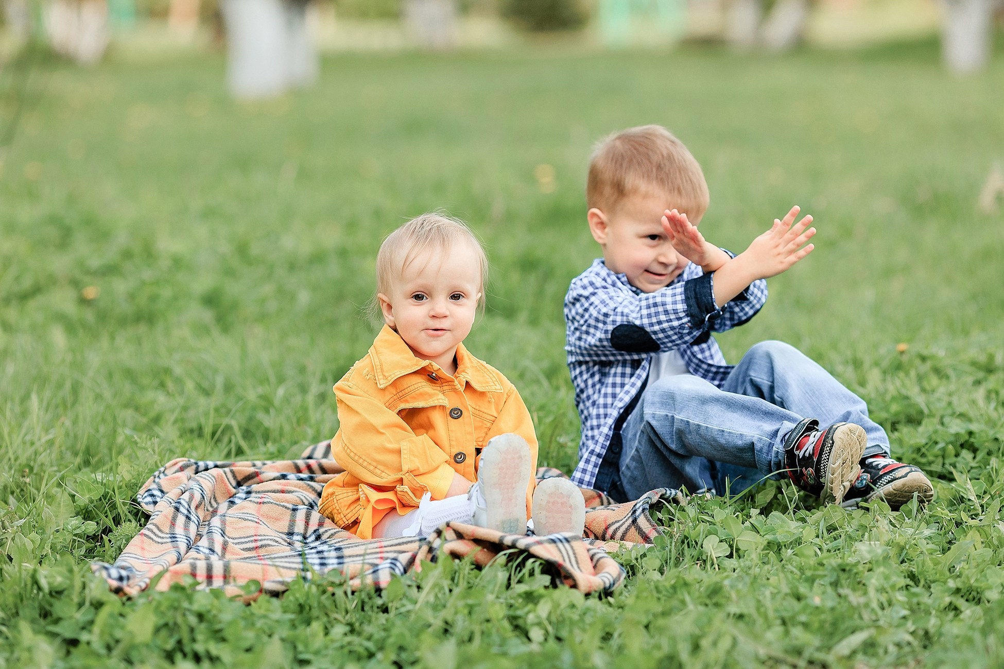 Прогулка в яблоневом саду. Семейный фотограф в Пензе Мария Левина