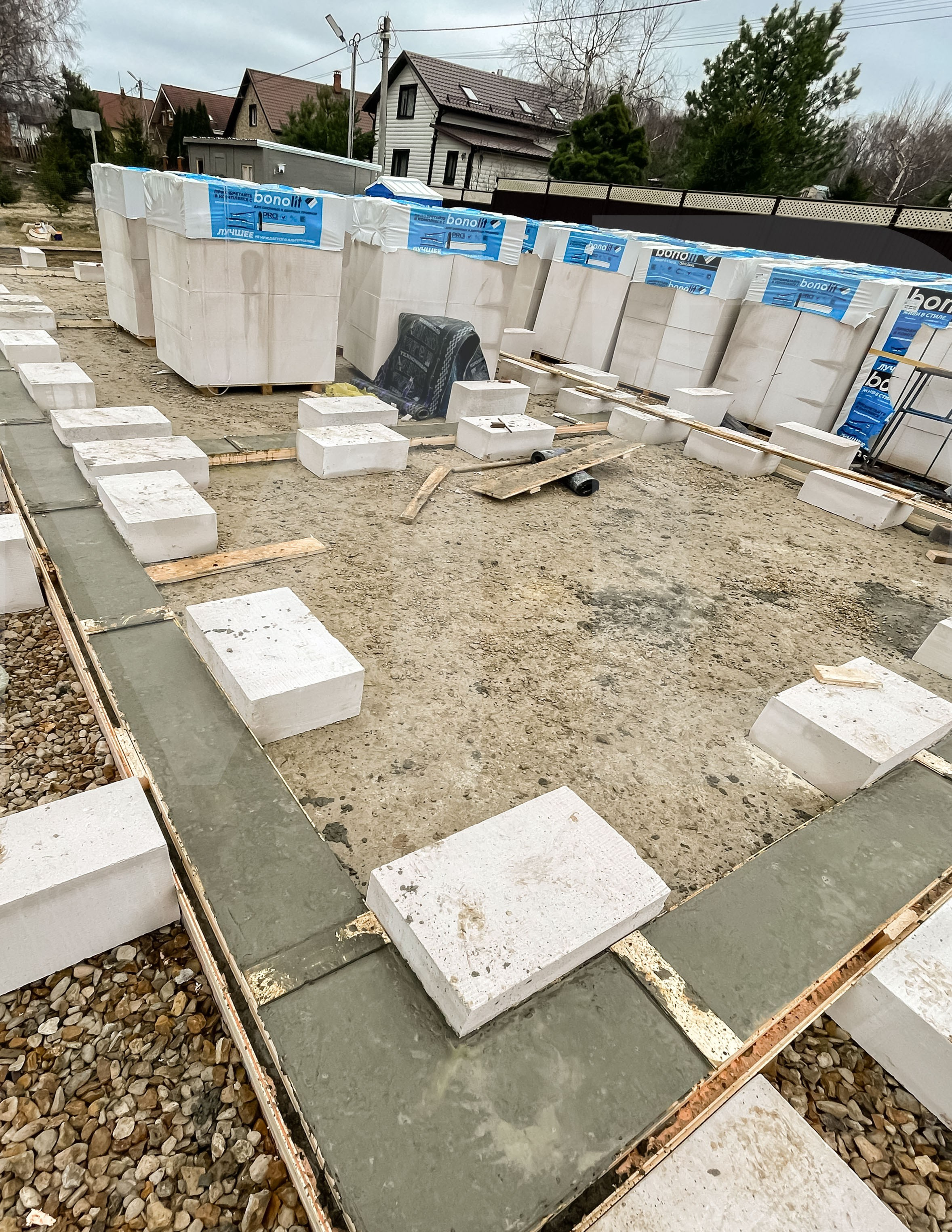 Защитный фундамент под дом с плоской кровлей 