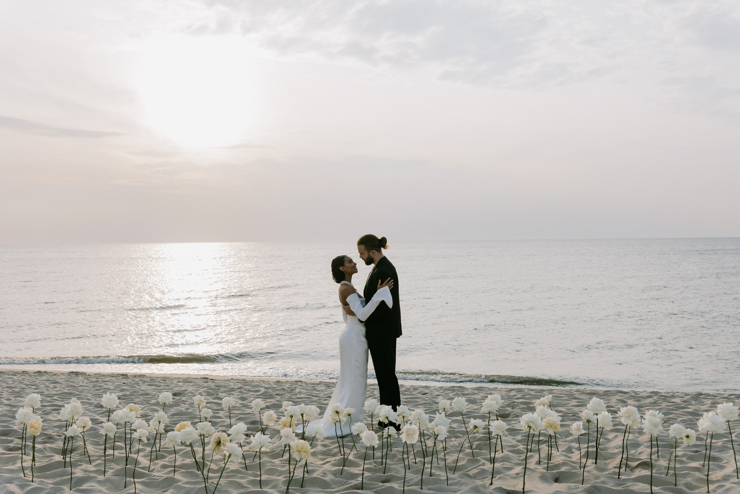 Выездная регистрация на море с белыми розами. Свадебный фотограф Калининград