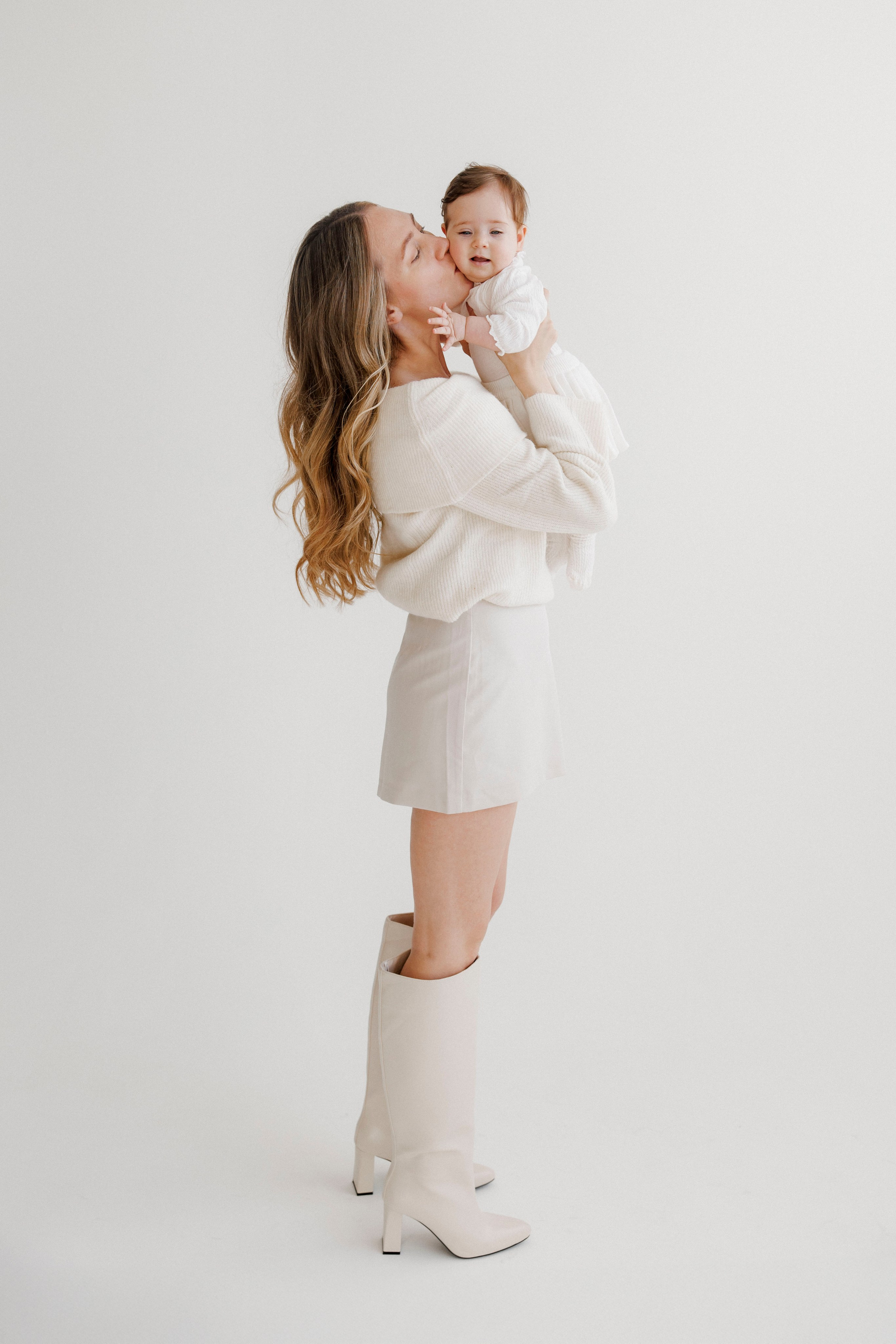 6 months old family photoshoot inside the white studio. Главная