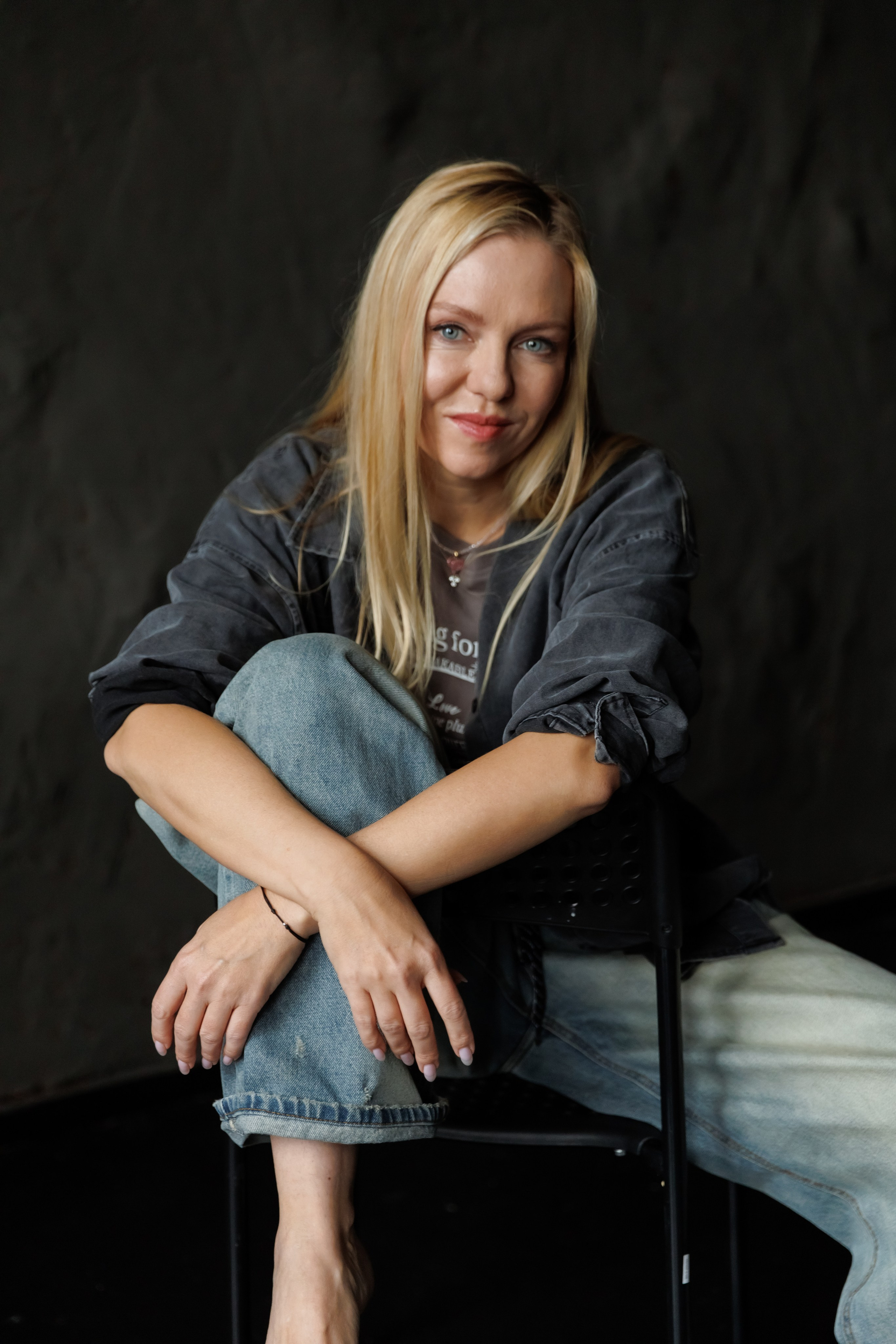 Портретная фотосессия в студии в Костроме в темных тонах. Портретный и репортажный фотограф Екатерина Селиверстова, Кострома