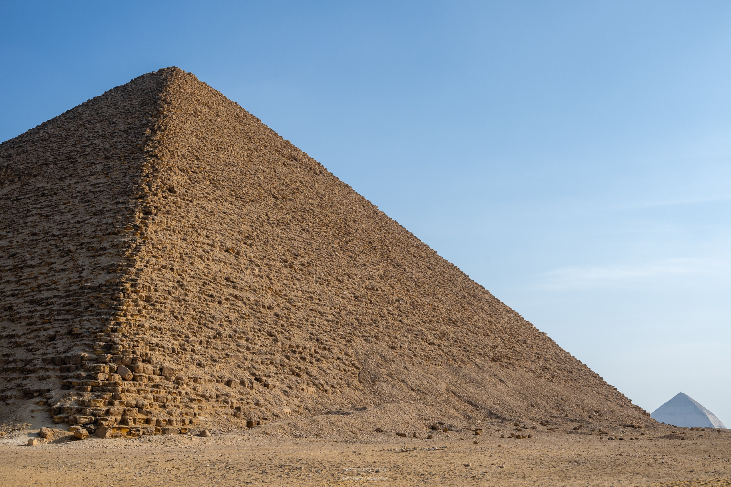 красная пирамида