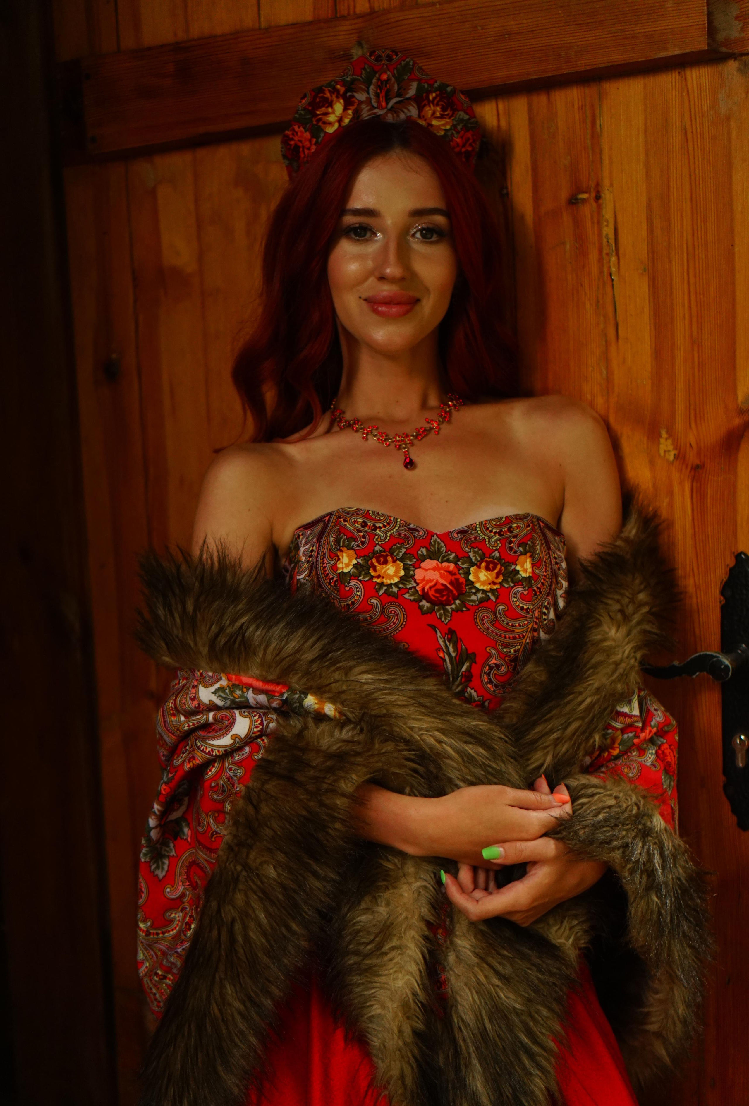 Царевна Татьяна в красном платье