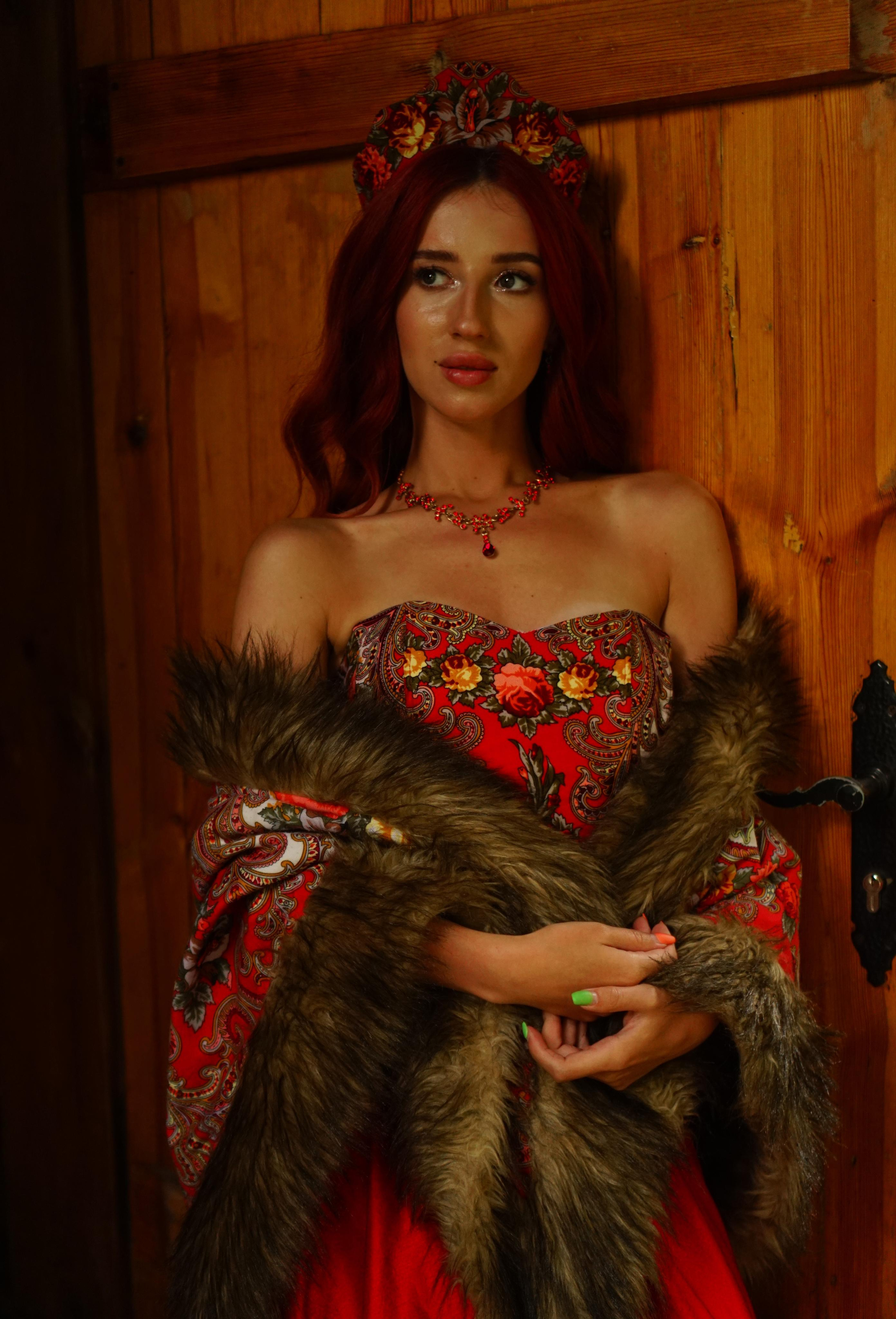 Царевна Татьяна в красном платье