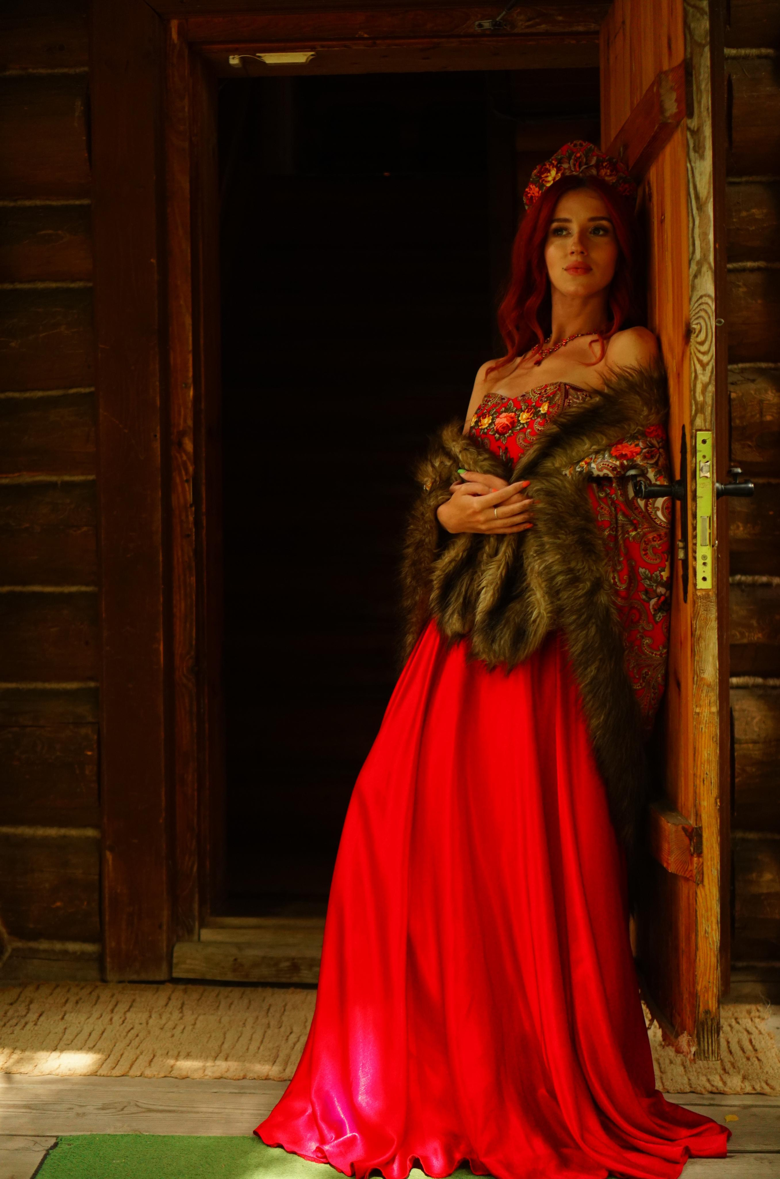 Царевна Татьяна в красном платье