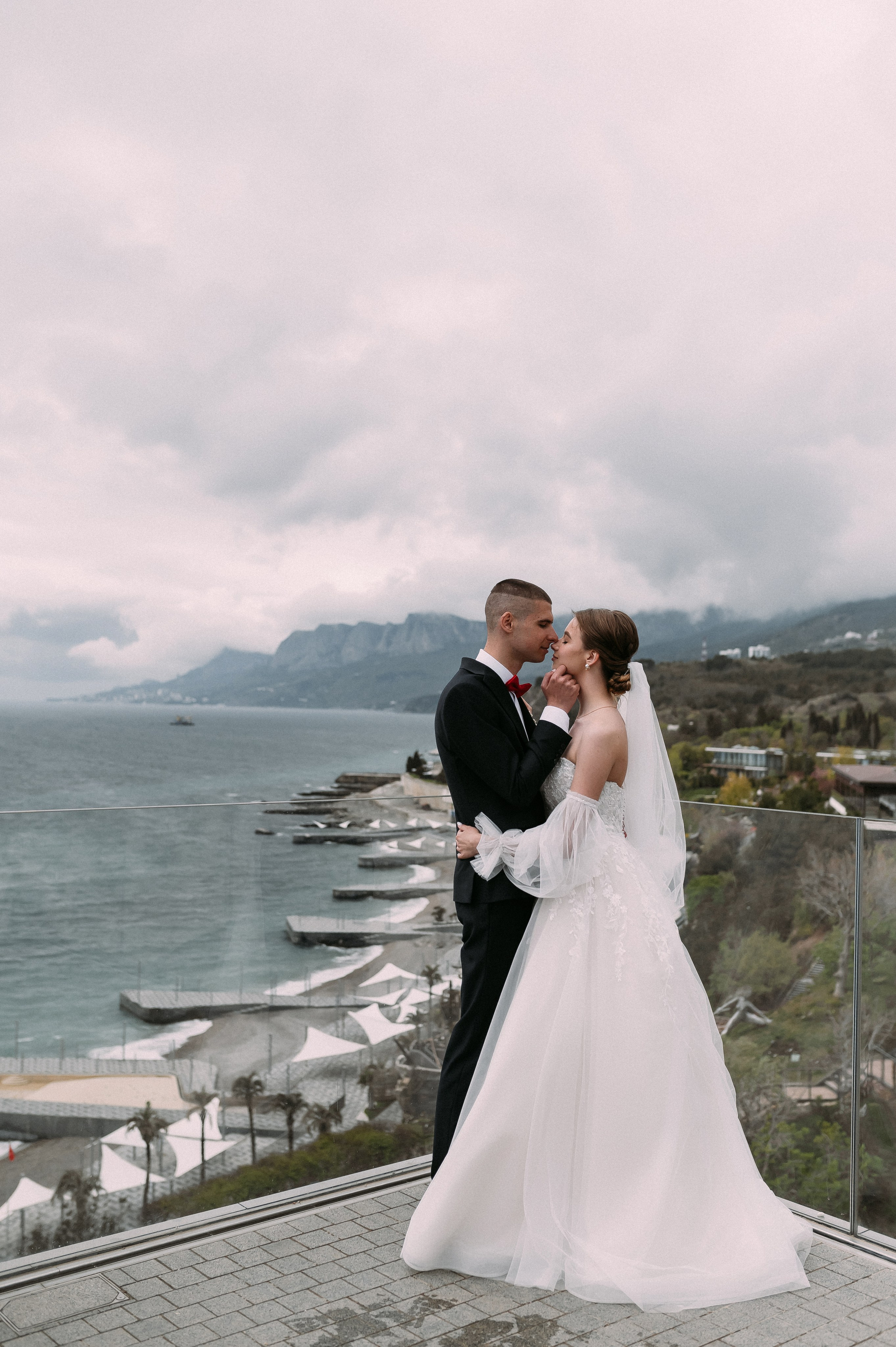 Свадебное утро и прогулка красивой яркой пары. Свадебный и семейный фотограф в Симферополе Дарья Маркова