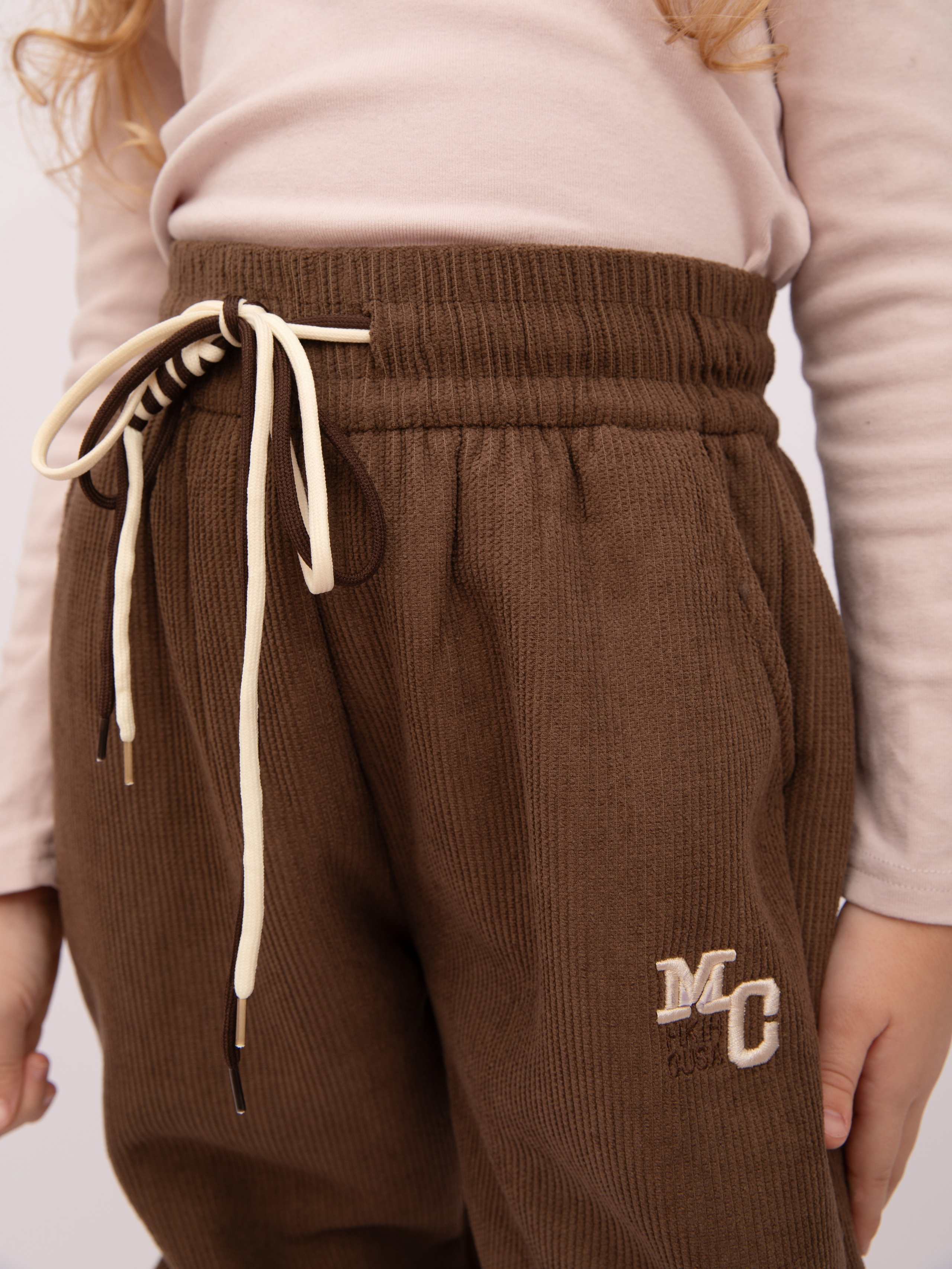 Детские брюки. Фотостудия предметной и модельной съёмки для маркетплейсов