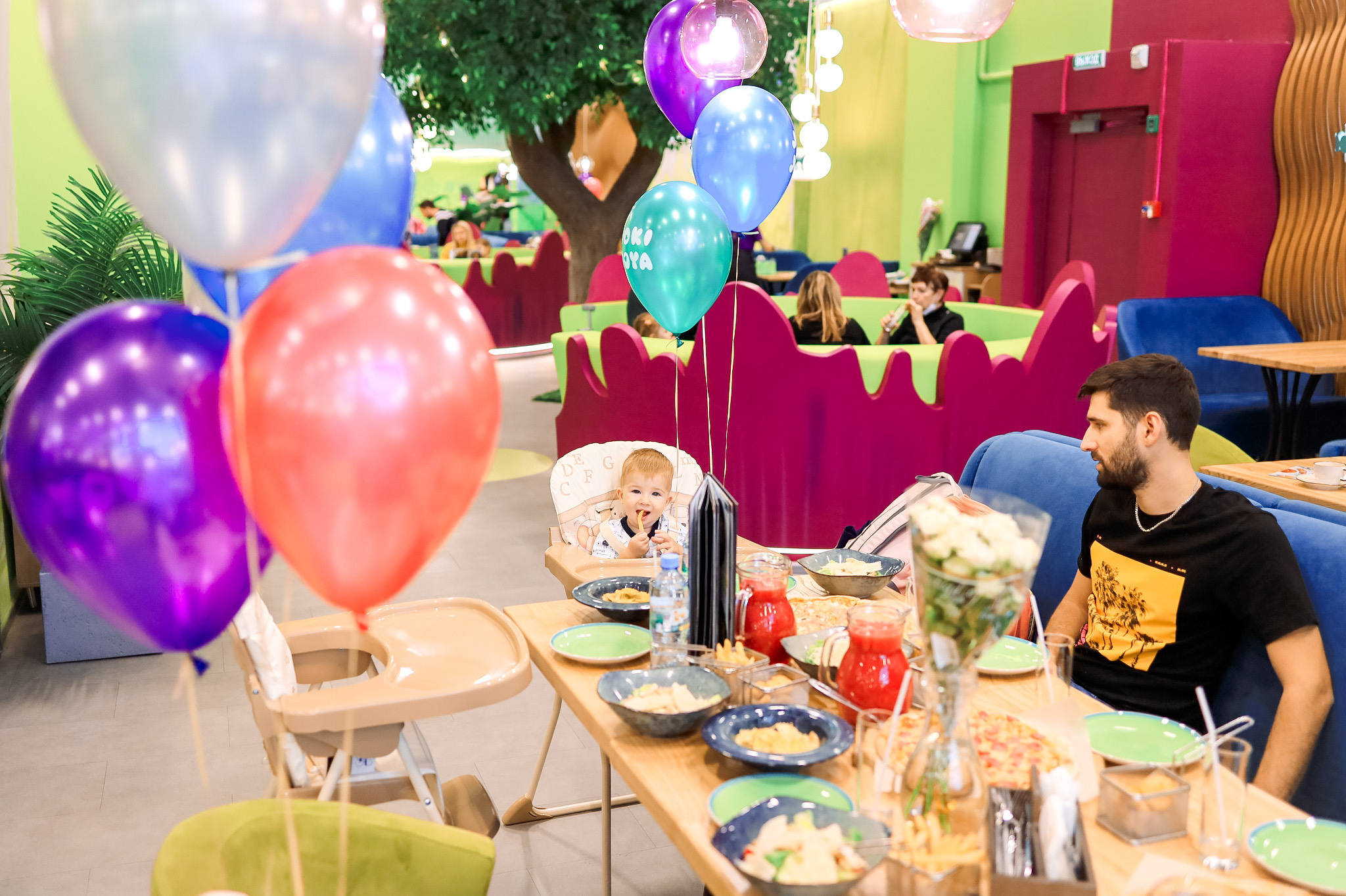 Первый тортик в детском центре. Семейный Фотограф в Москве Евгения Симоненко