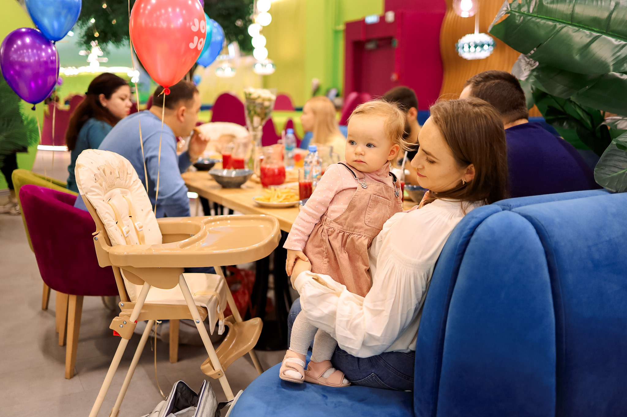 Первый тортик в детском центре. Семейный Фотограф в Москве Евгения Симоненко