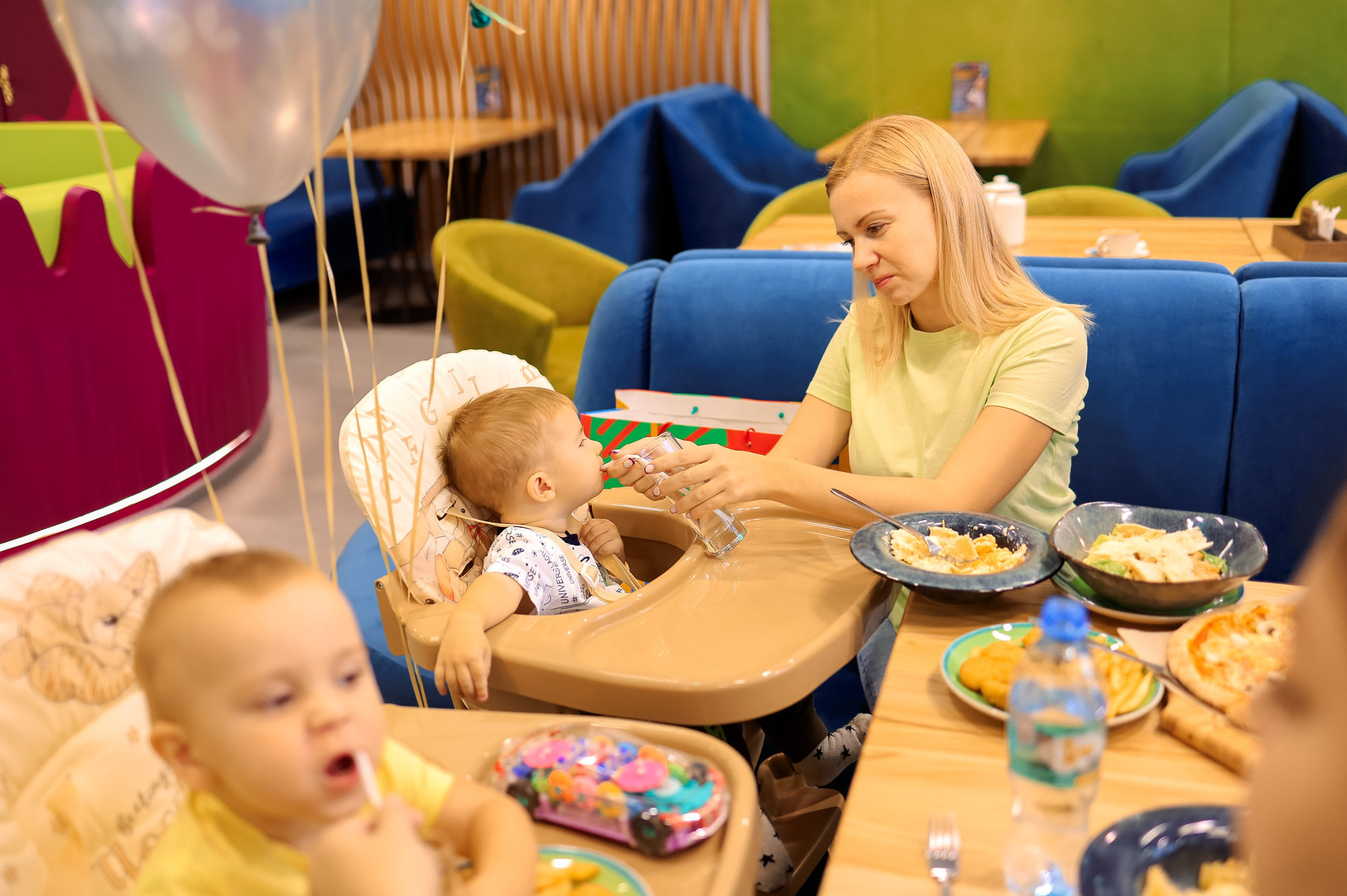 Первый тортик в детском центре. Семейный Фотограф в Москве Евгения Симоненко