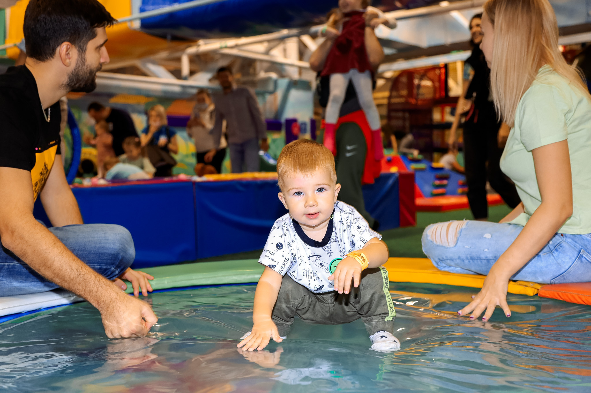 Первый тортик в детском центре. Семейный Фотограф в Москве Евгения Симоненко