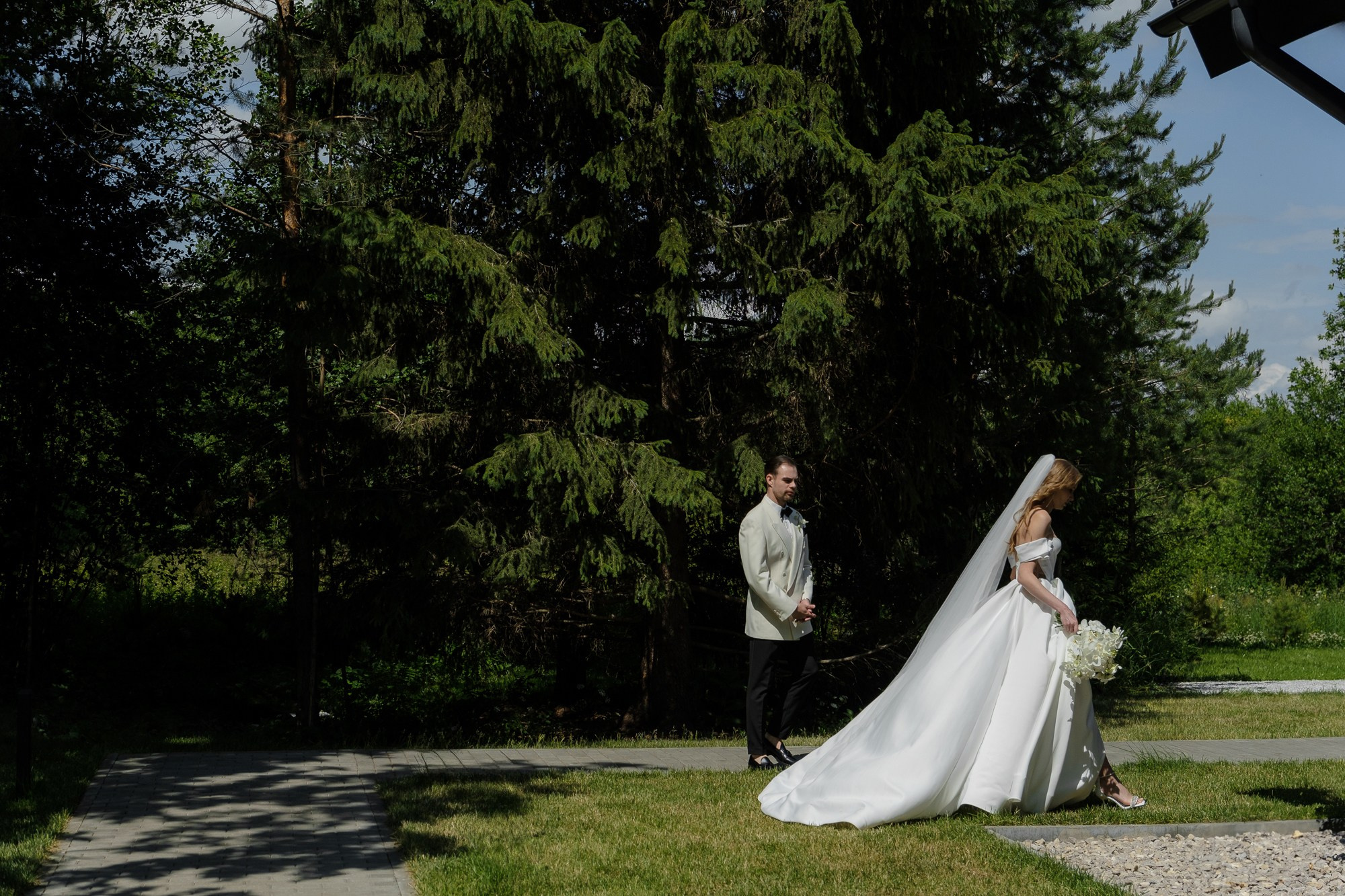 Черно-белая свадьба с вечерней церемонией под деревом. Свадебный фотограф Элли Федосеева